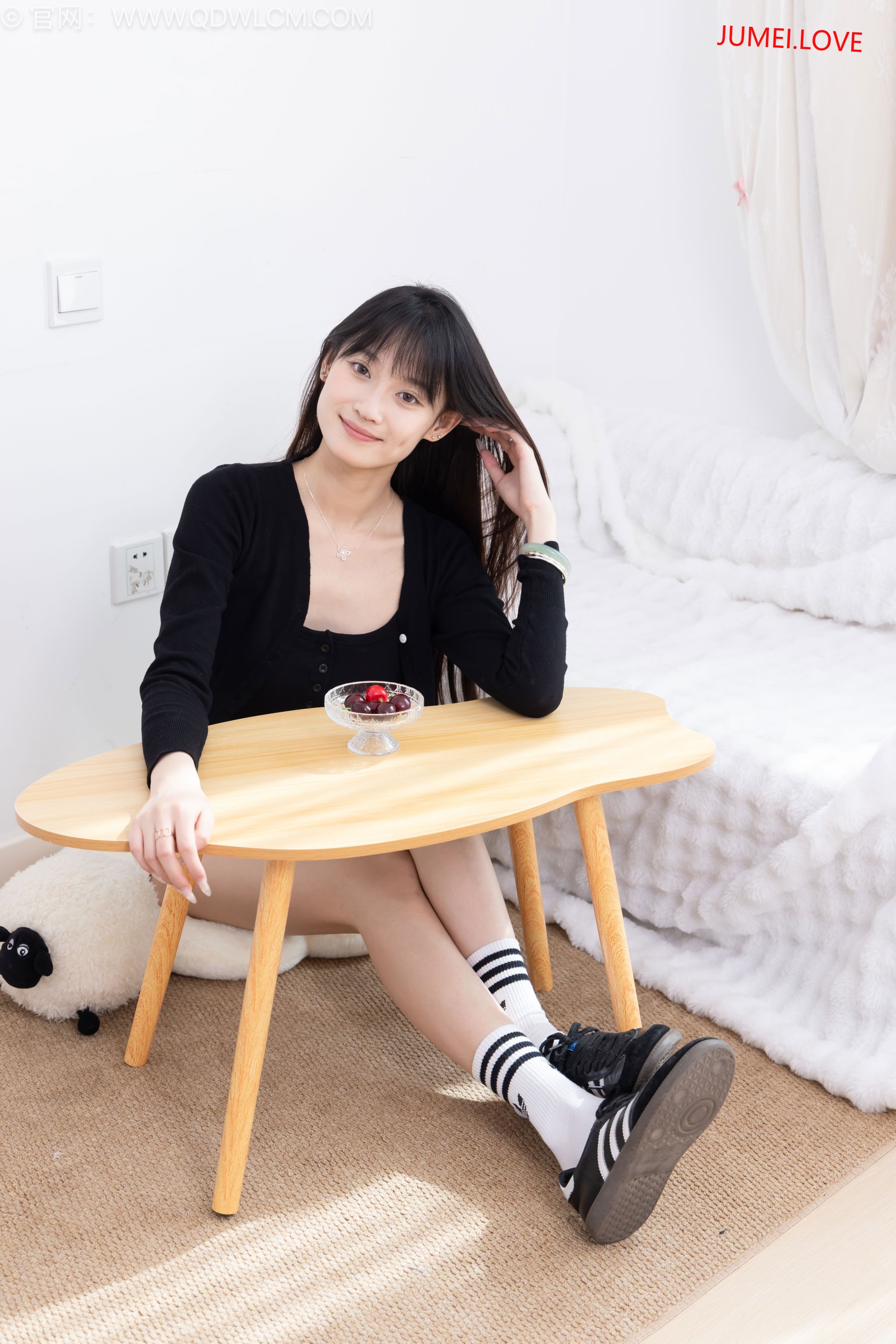 物恋传媒 No.2663 山奈 - 帆布鞋、自然穿脏白棉袜、裸足 第117张