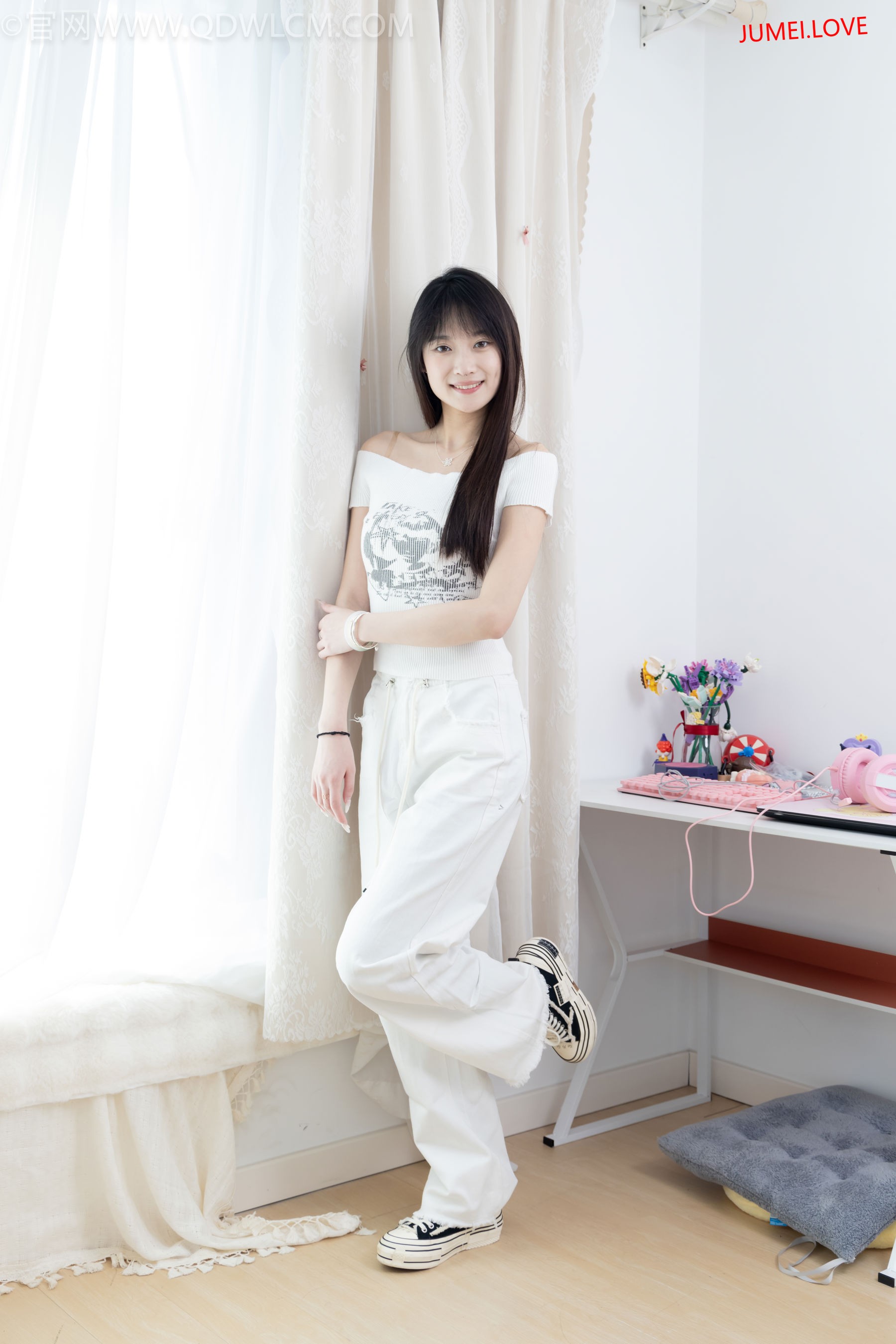 物恋传媒 No.2670 山奈 - 帆布鞋、白棉袜、薄黑丝 第1张