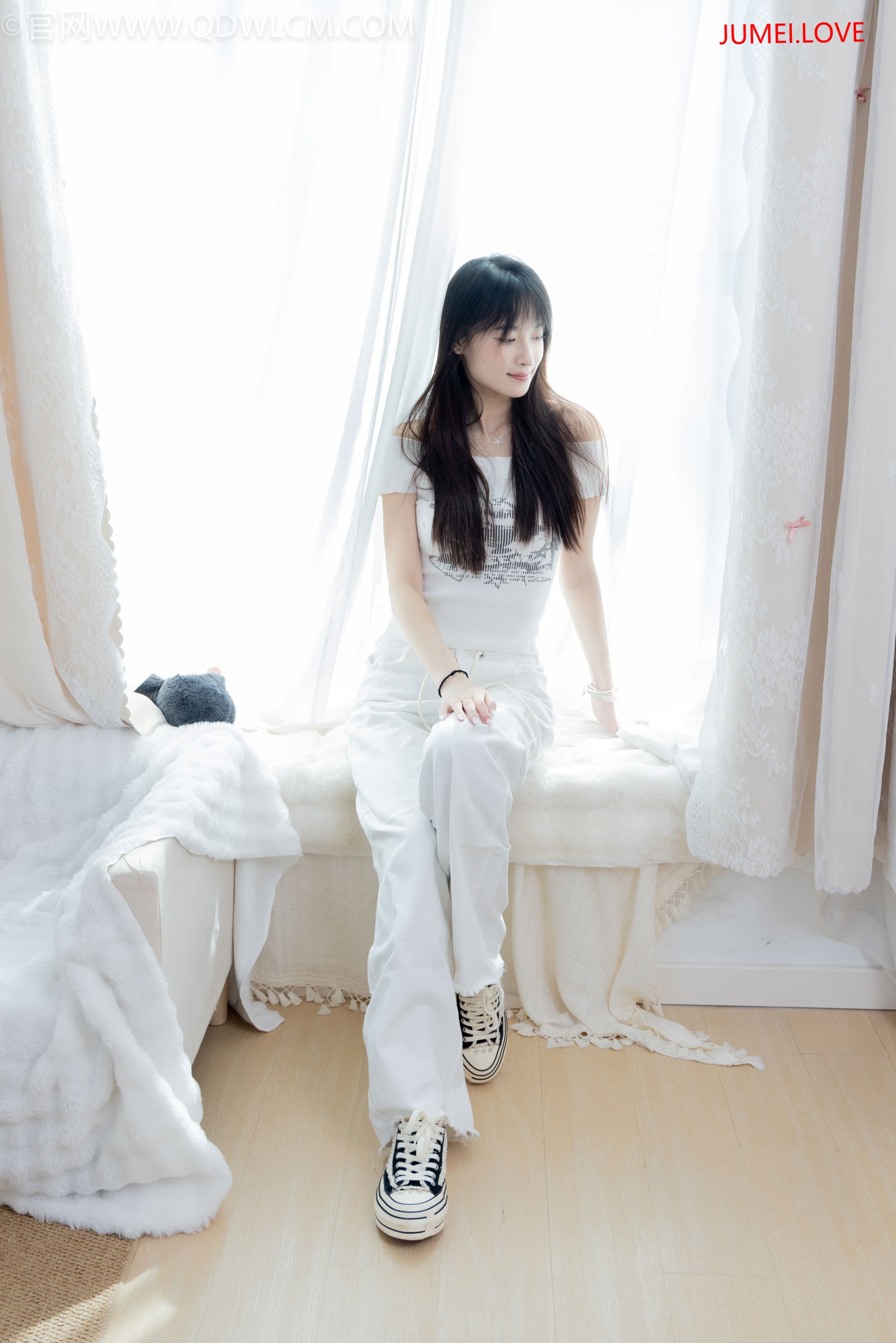 物恋传媒 No.2670 山奈 - 帆布鞋、白棉袜、薄黑丝 第2张