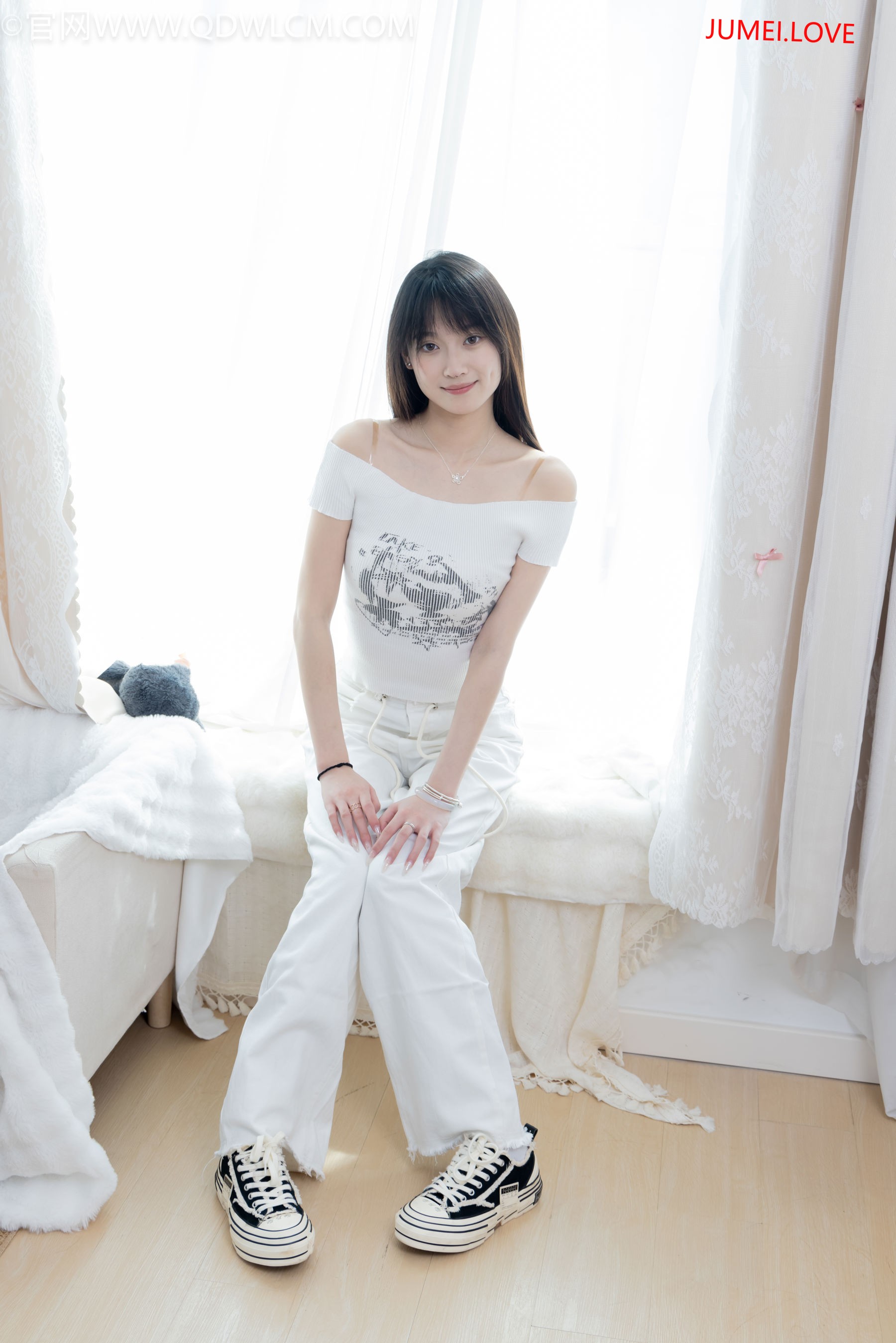 物恋传媒 No.2670 山奈 - 帆布鞋、白棉袜、薄黑丝 第24张