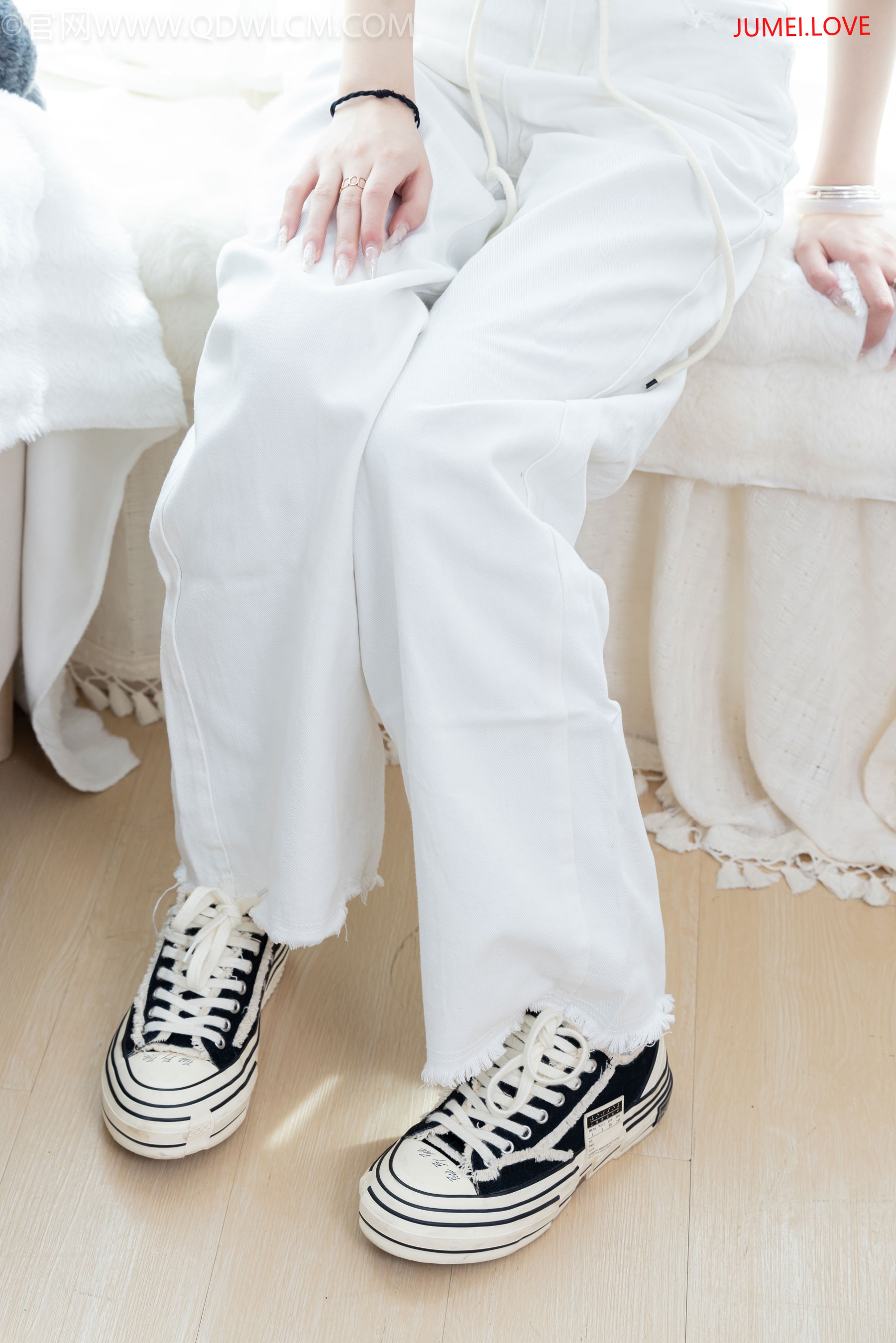 物恋传媒 No.2670 山奈 - 帆布鞋、白棉袜、薄黑丝 第35张