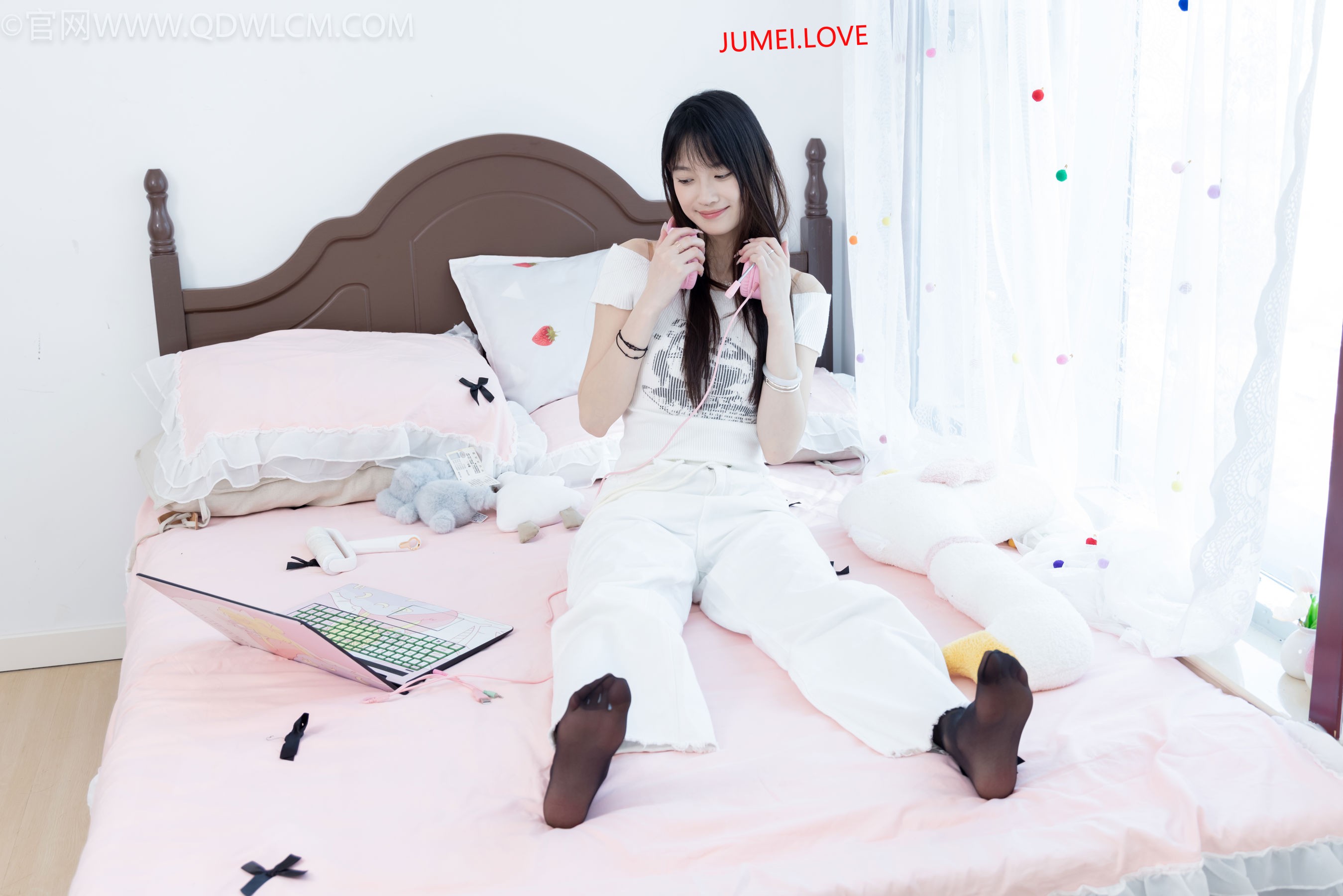 物恋传媒 No.2670 山奈 - 帆布鞋、白棉袜、薄黑丝 第44张