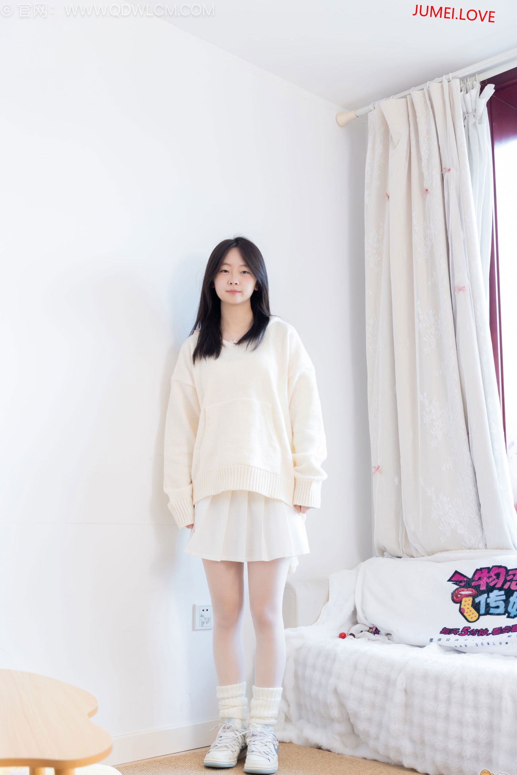 物恋传媒 No.2683 萌萌 - 板鞋、堆堆袜套、纯白棉袜、薄白丝 第1张