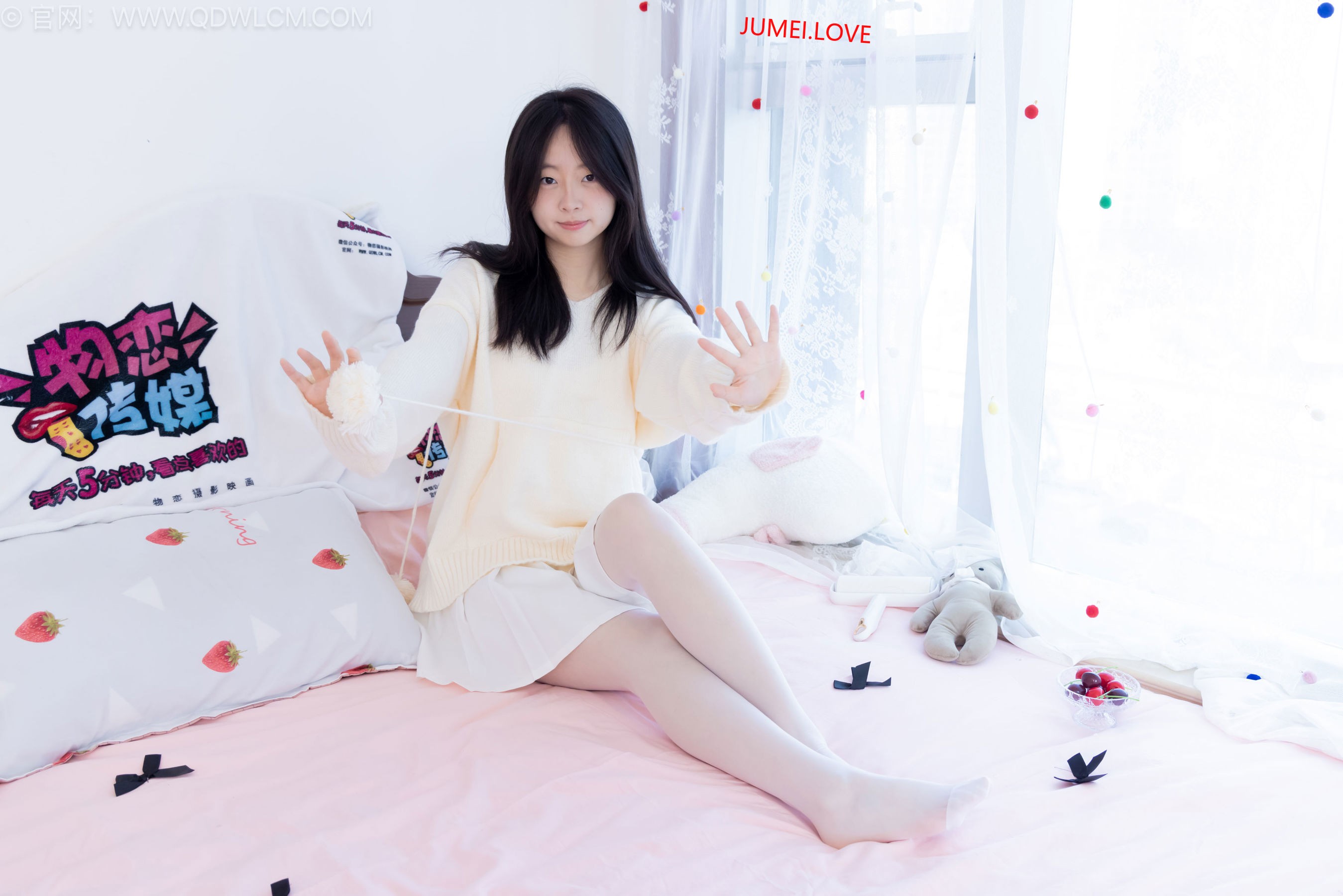 物恋传媒 No.2683 萌萌 - 板鞋、堆堆袜套、纯白棉袜、薄白丝 第11张