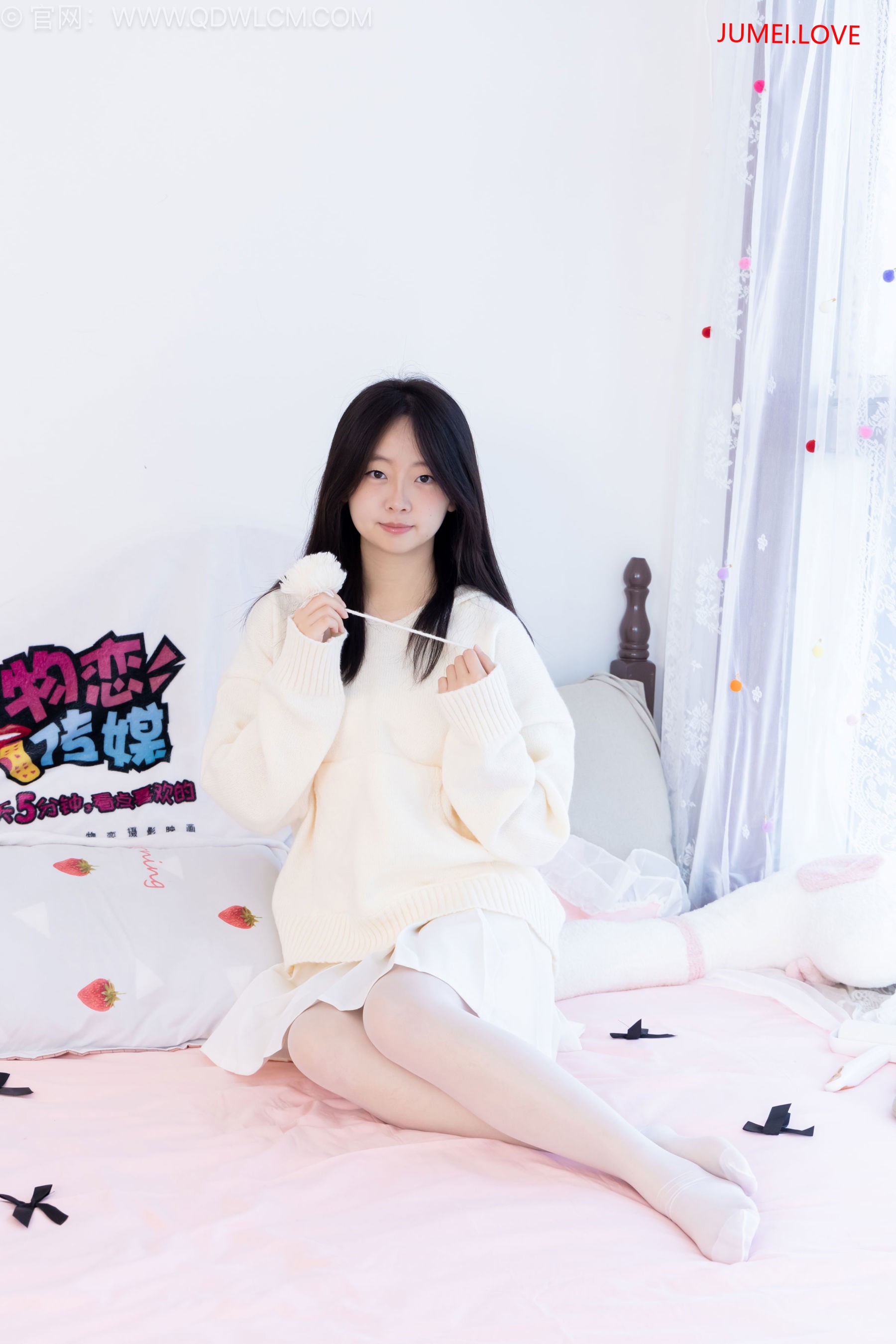 物恋传媒 No.2683 萌萌 - 板鞋、堆堆袜套、纯白棉袜、薄白丝 第5张