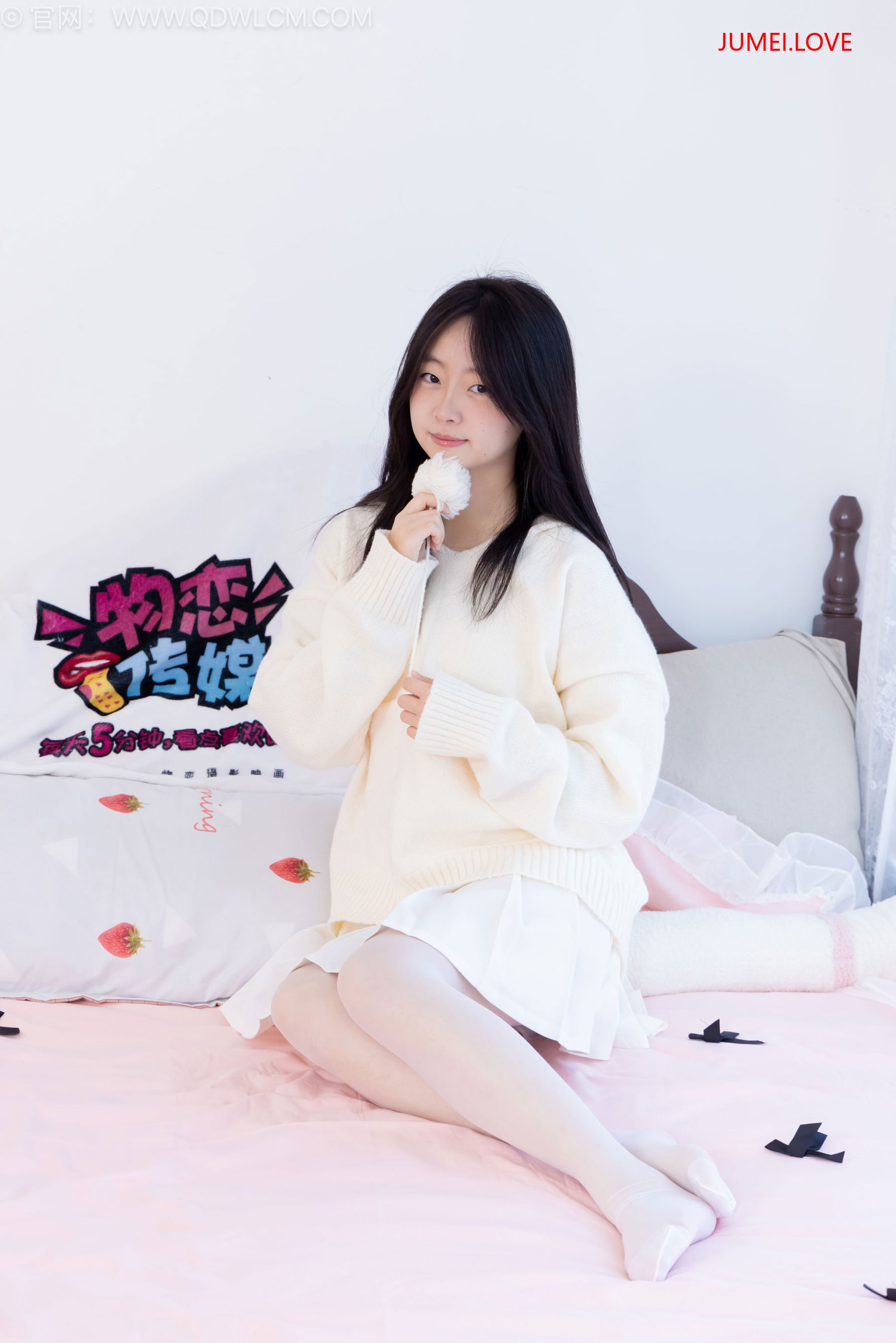 物恋传媒 No.2683 萌萌 - 板鞋、堆堆袜套、纯白棉袜、薄白丝 第6张