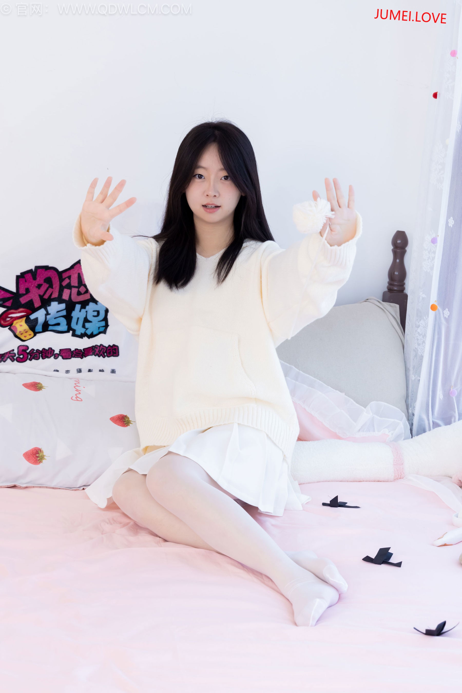 物恋传媒 No.2683 萌萌 - 板鞋、堆堆袜套、纯白棉袜、薄白丝 第7张