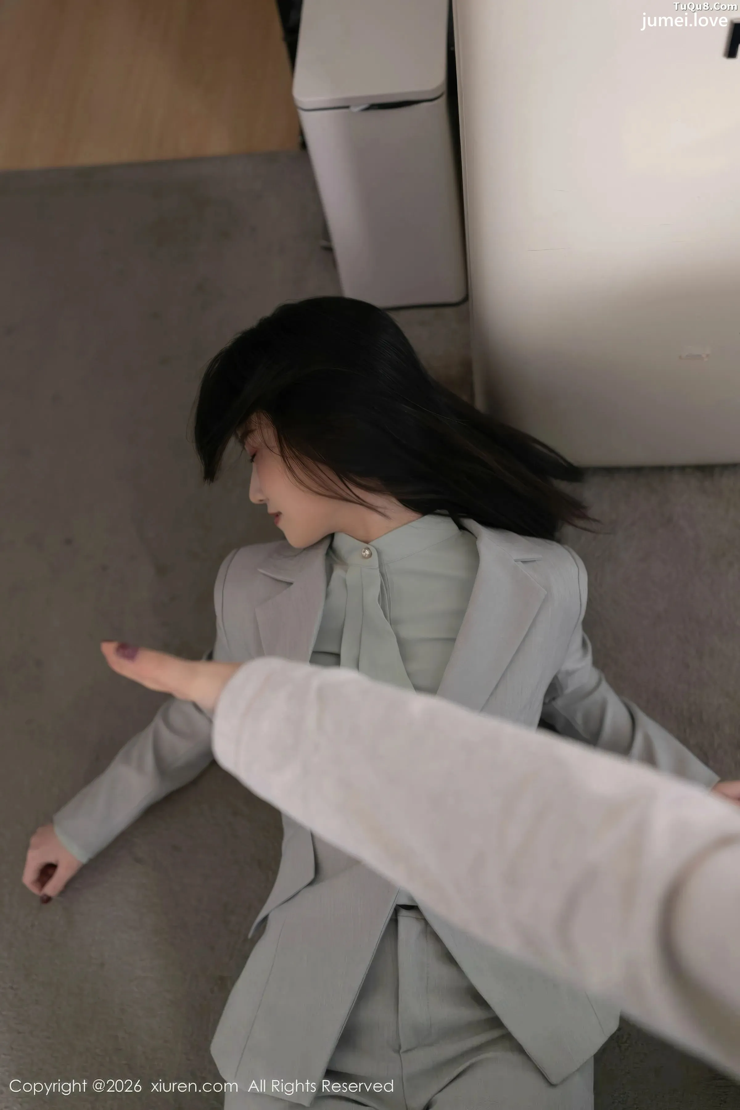 杏子Yada性感灰色OL服饰露白色内衣秀曼妙身姿撩人绝美写真81P 第18张