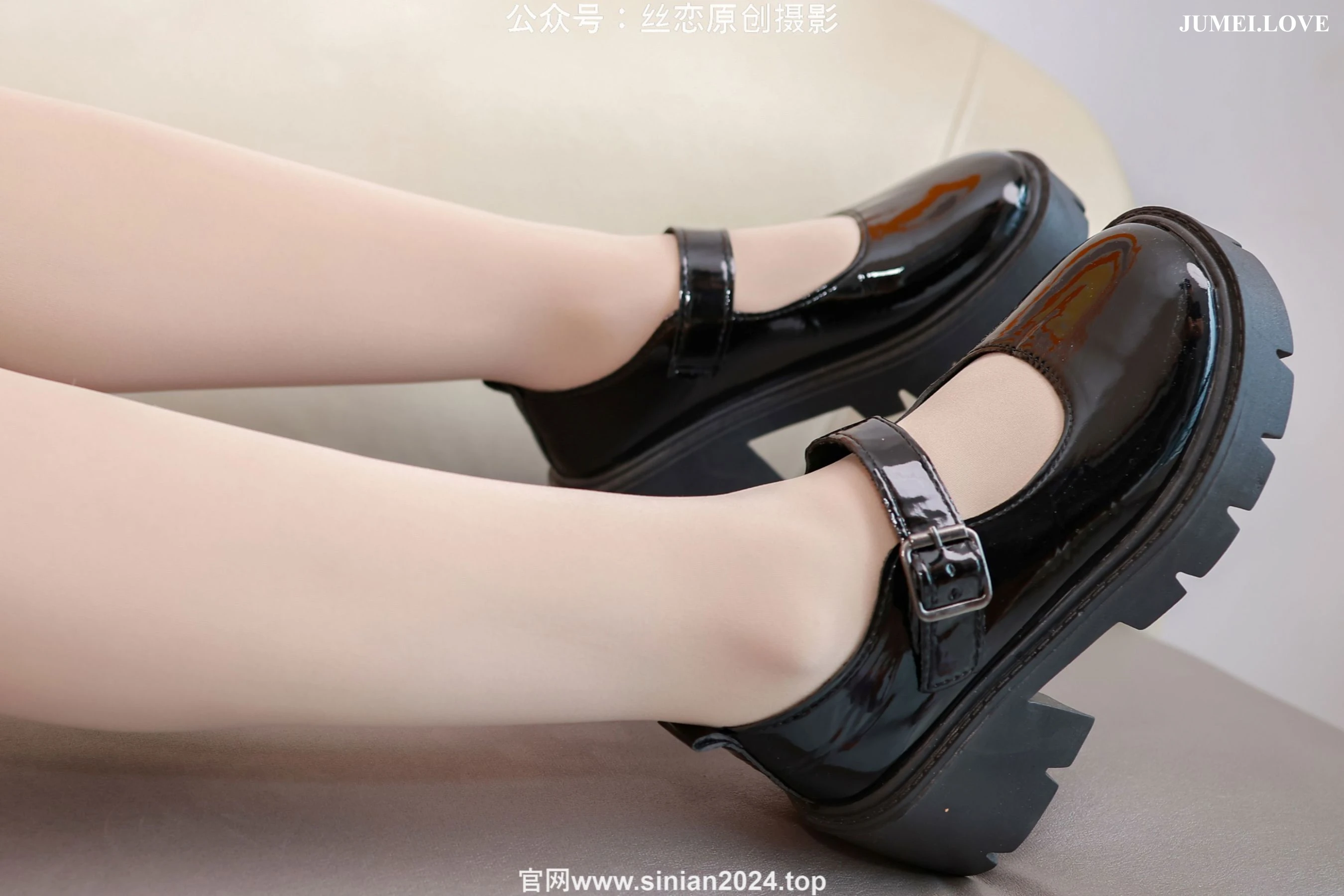 丝恋摄影 No.063 泡芙 - 白色睡裙 厚肉丝袜 黑色玛丽珍 第36张