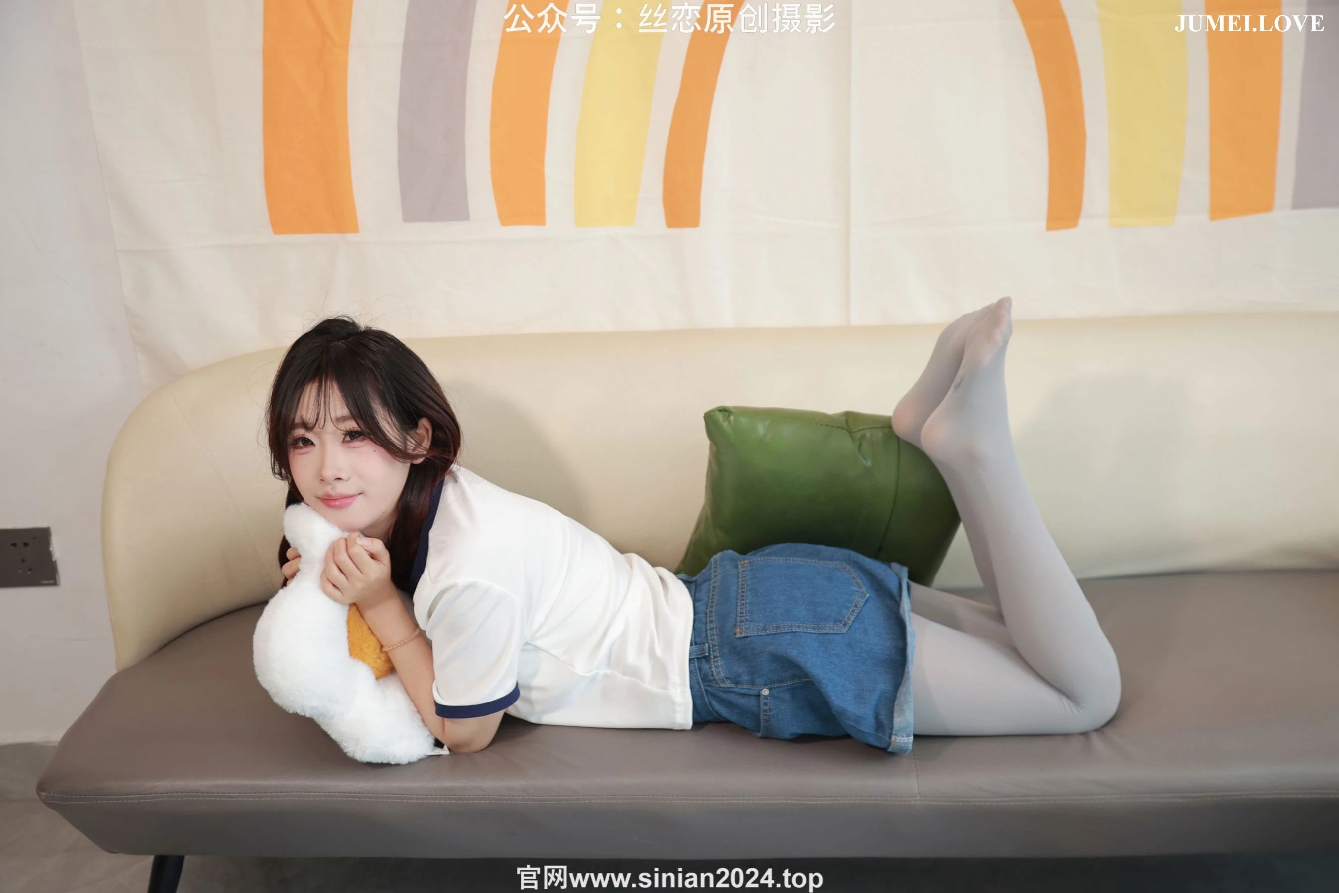 丝恋摄影 No.065 小梦 - 牛仔短裤 厚灰丝袜 白色小皮鞋 第15张