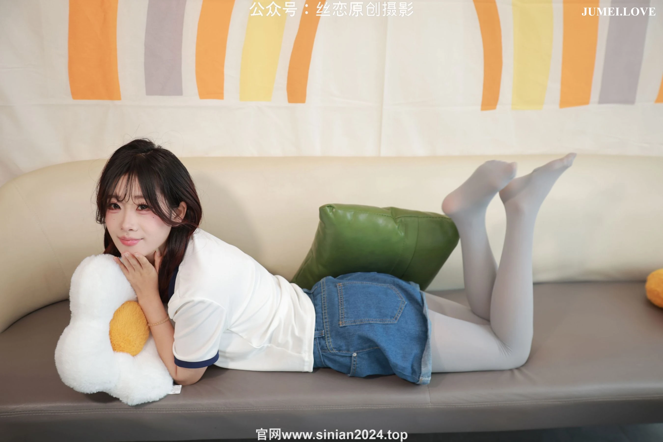丝恋摄影 No.065 小梦 - 牛仔短裤 厚灰丝袜 白色小皮鞋 第18张