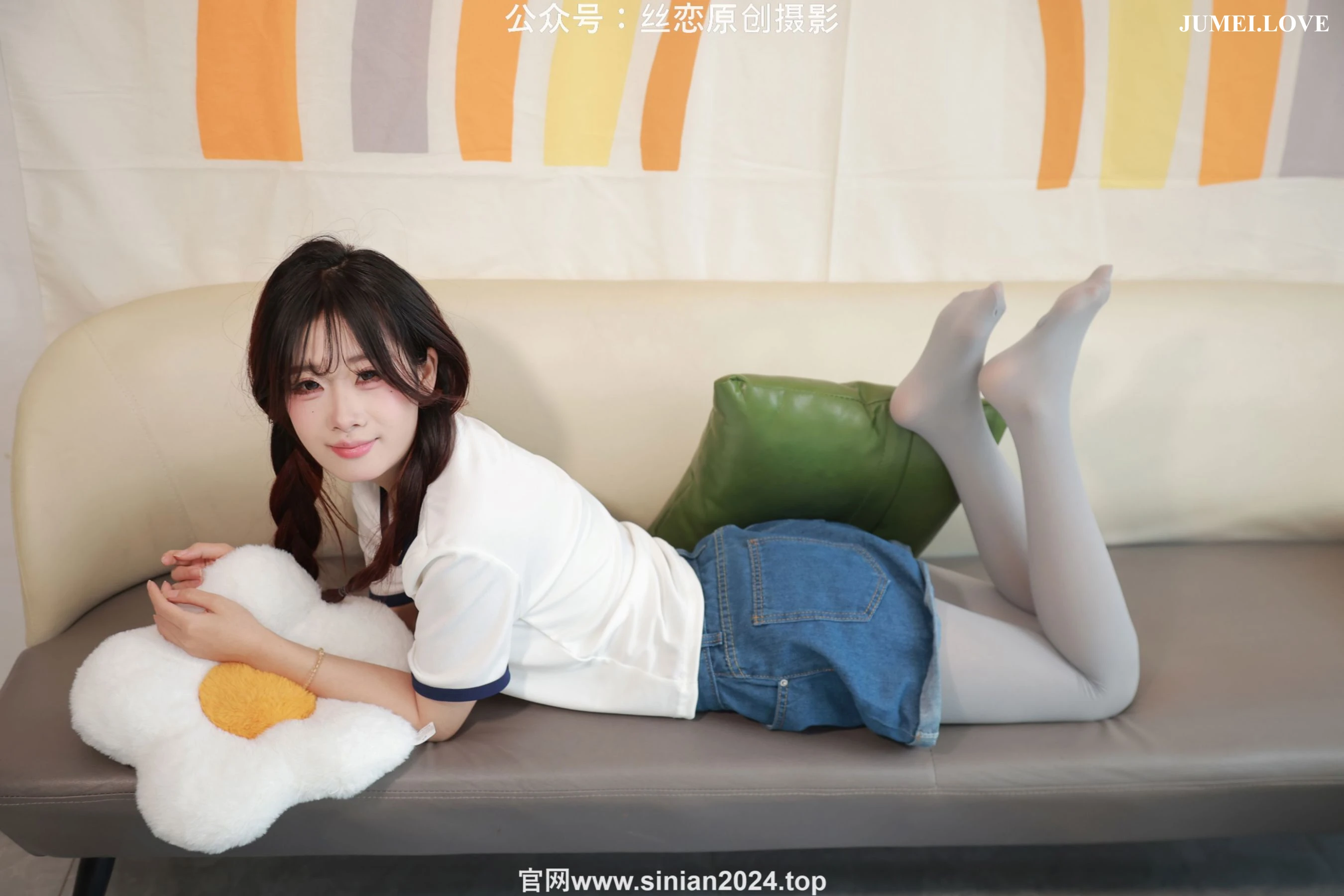 丝恋摄影 No.065 小梦 - 牛仔短裤 厚灰丝袜 白色小皮鞋 第19张