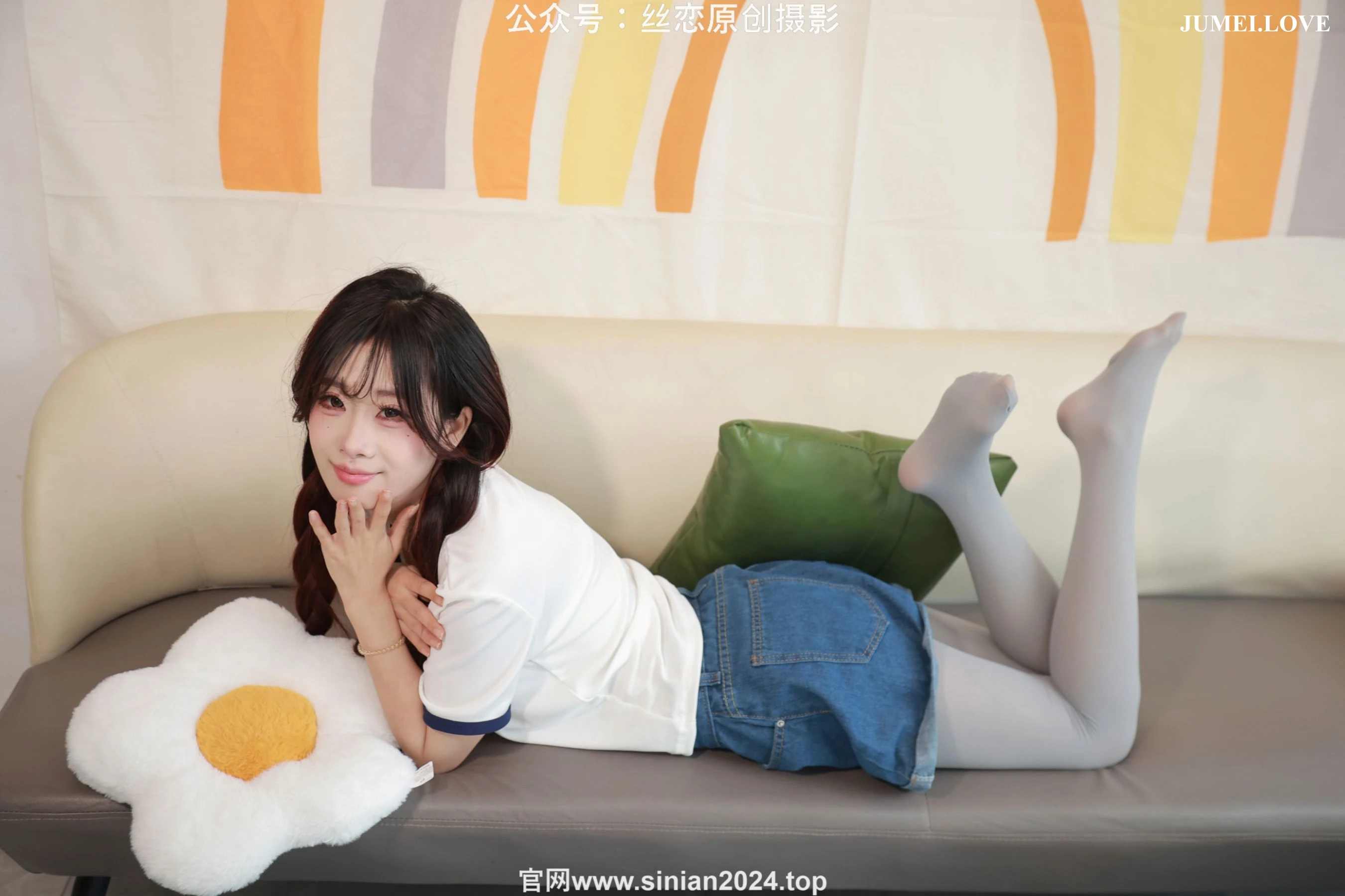 丝恋摄影 No.065 小梦 - 牛仔短裤 厚灰丝袜 白色小皮鞋 第21张