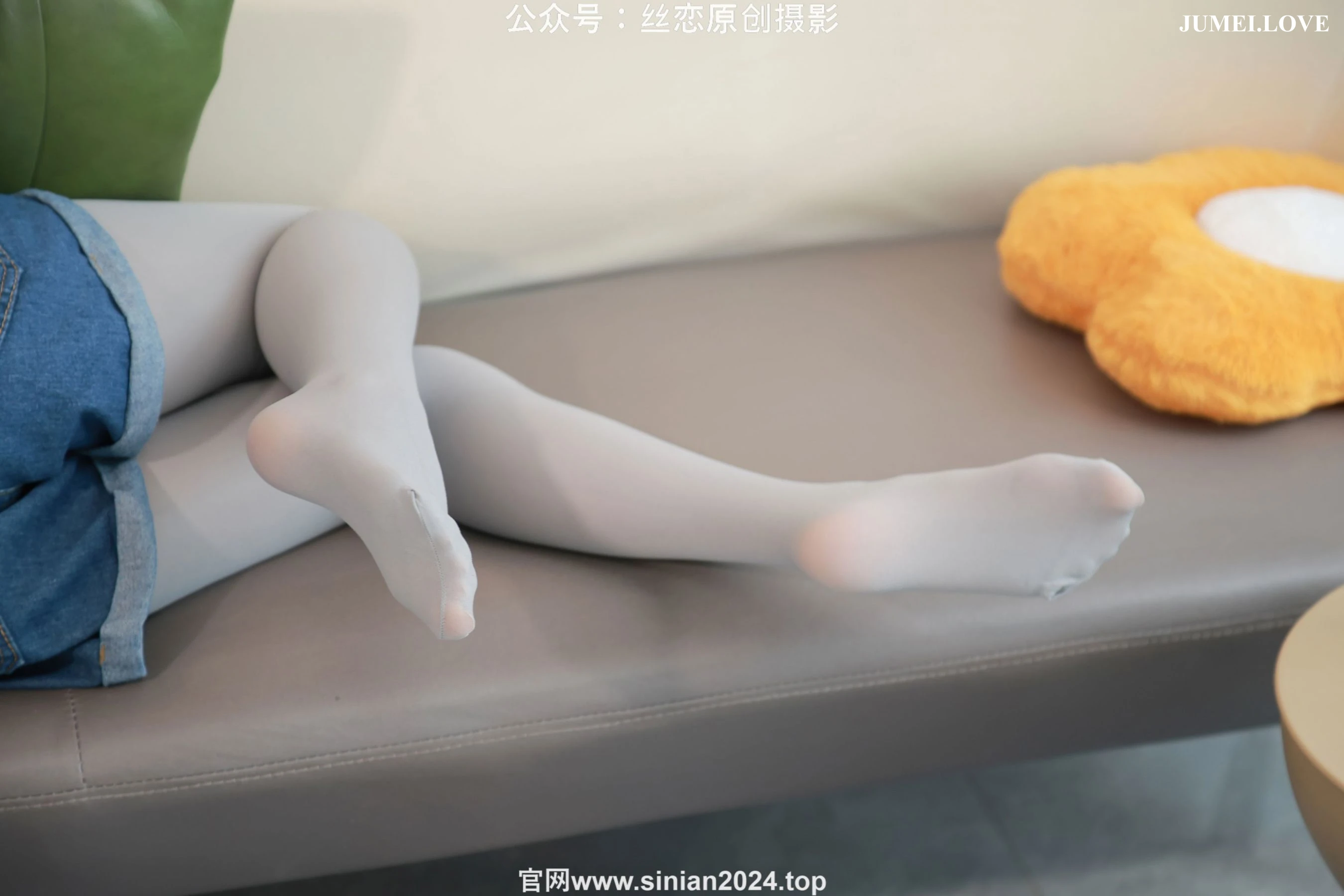 丝恋摄影 No.065 小梦 - 牛仔短裤 厚灰丝袜 白色小皮鞋 第25张