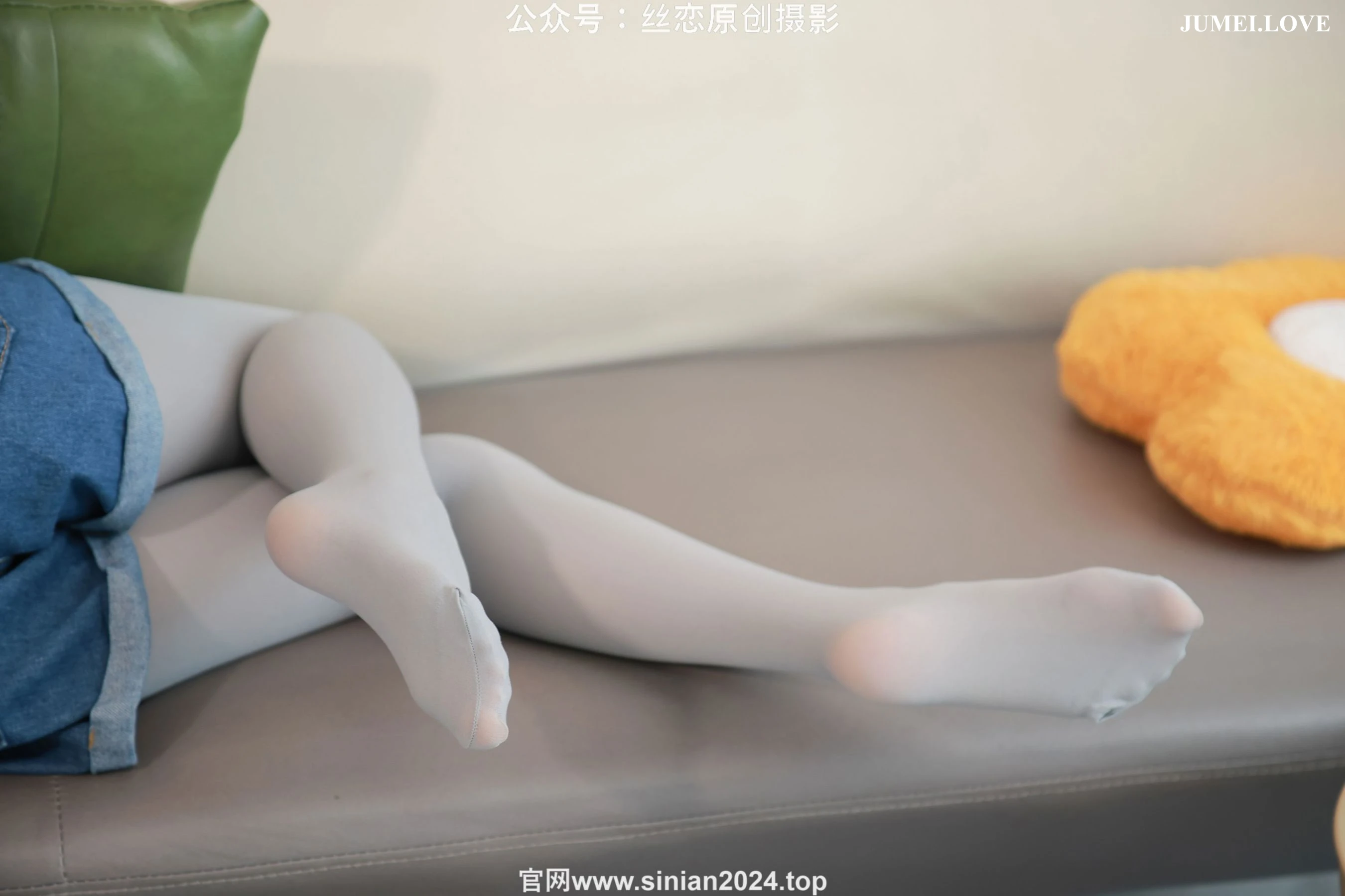 丝恋摄影 No.065 小梦 - 牛仔短裤 厚灰丝袜 白色小皮鞋 第26张
