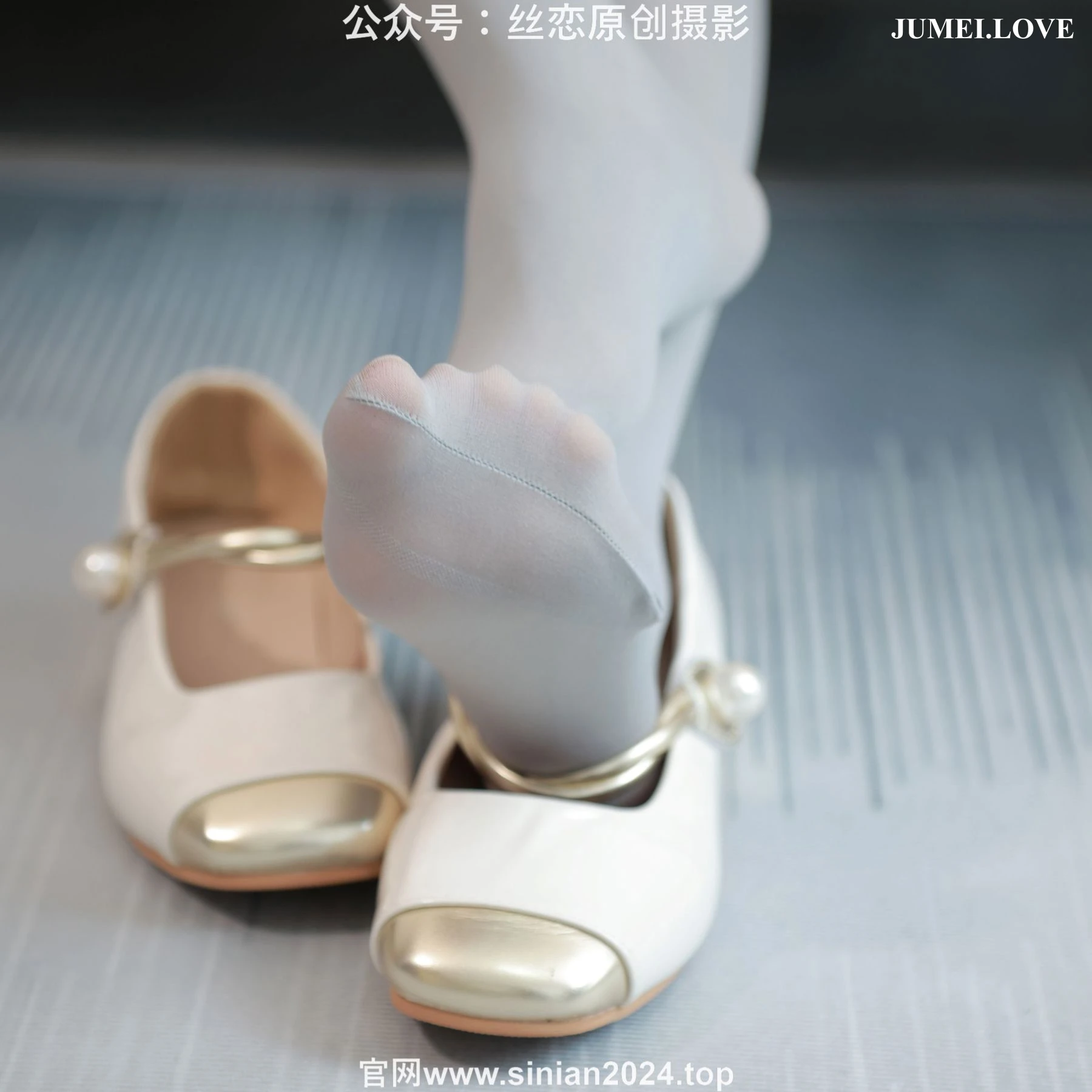 丝恋摄影 No.065 小梦 - 牛仔短裤 厚灰丝袜 白色小皮鞋 第62张