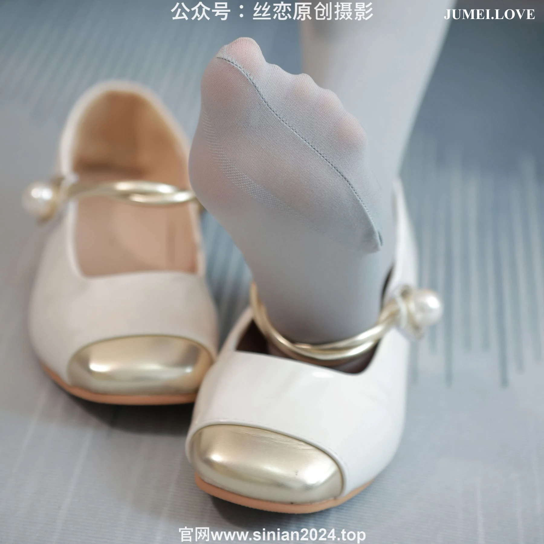 丝恋摄影 No.065 小梦 - 牛仔短裤 厚灰丝袜 白色小皮鞋 第64张