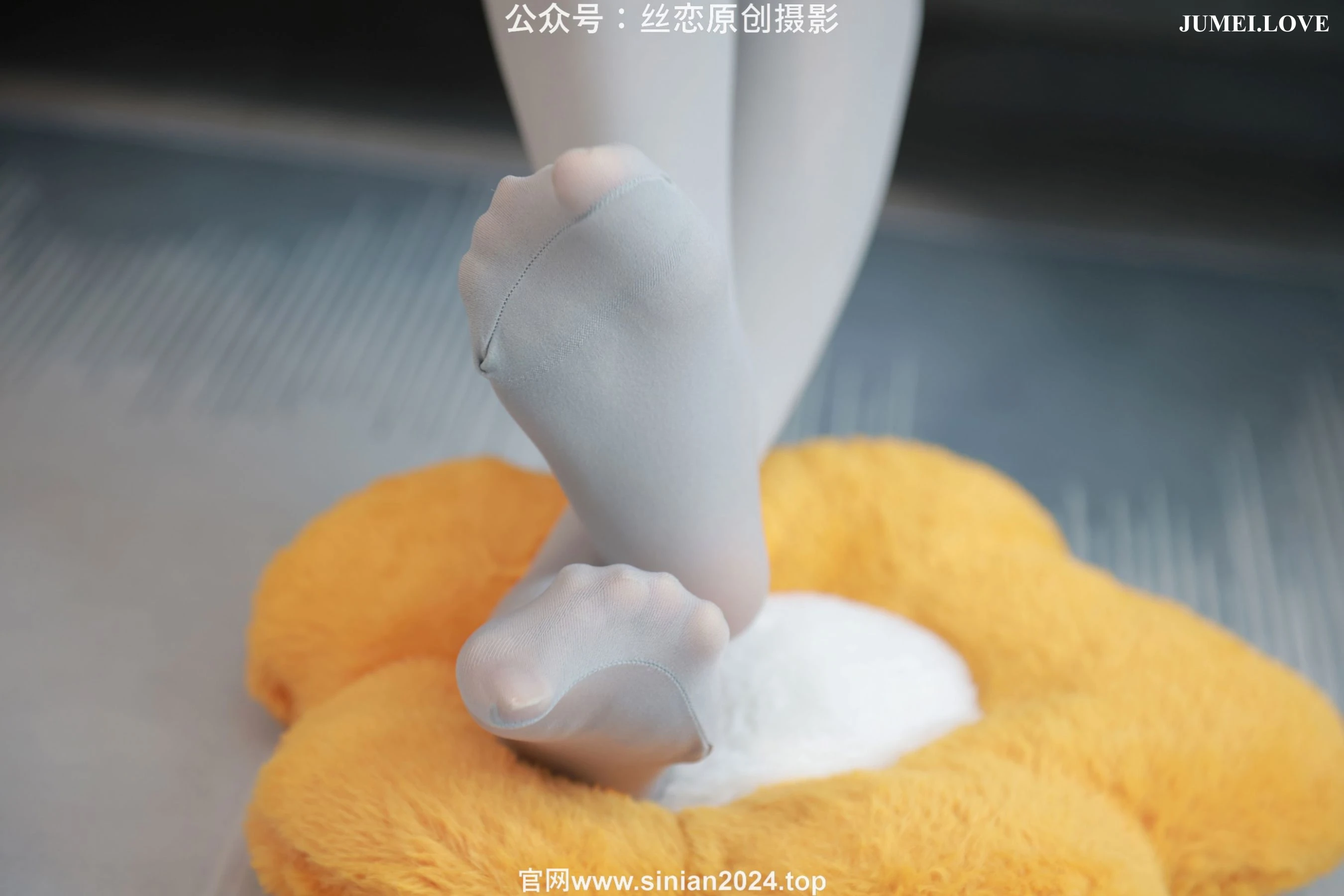 丝恋摄影 No.065 小梦 - 牛仔短裤 厚灰丝袜 白色小皮鞋 第70张
