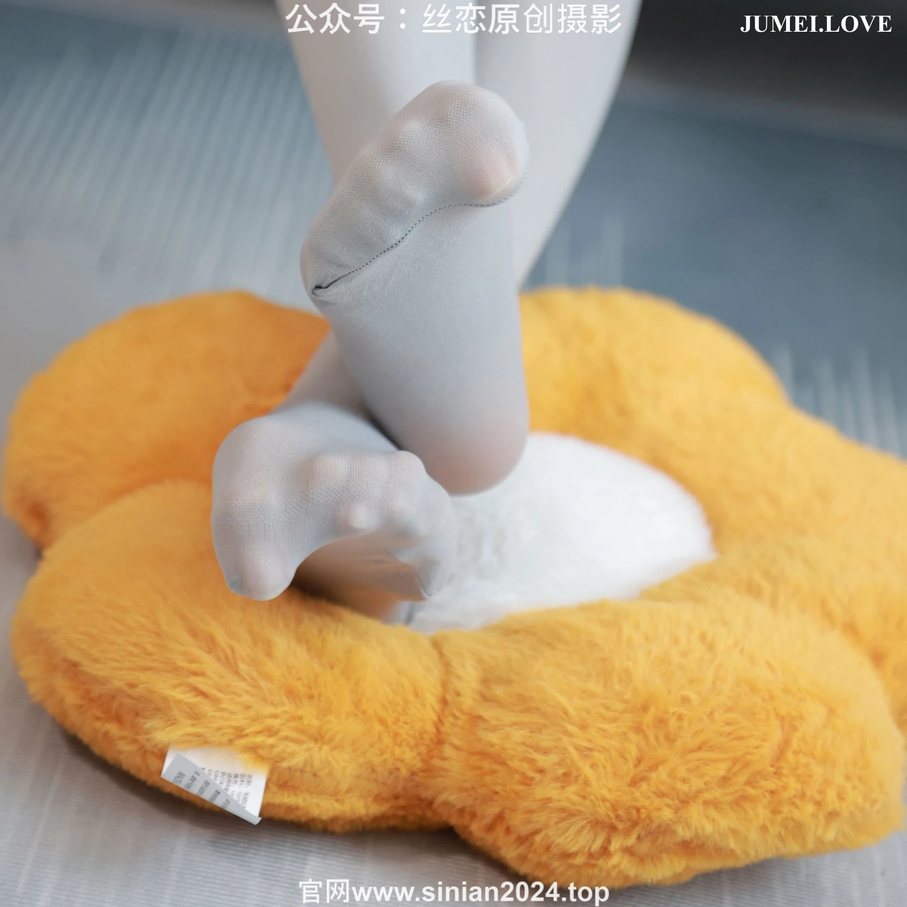 丝恋摄影 No.065 小梦 - 牛仔短裤 厚灰丝袜 白色小皮鞋 第71张