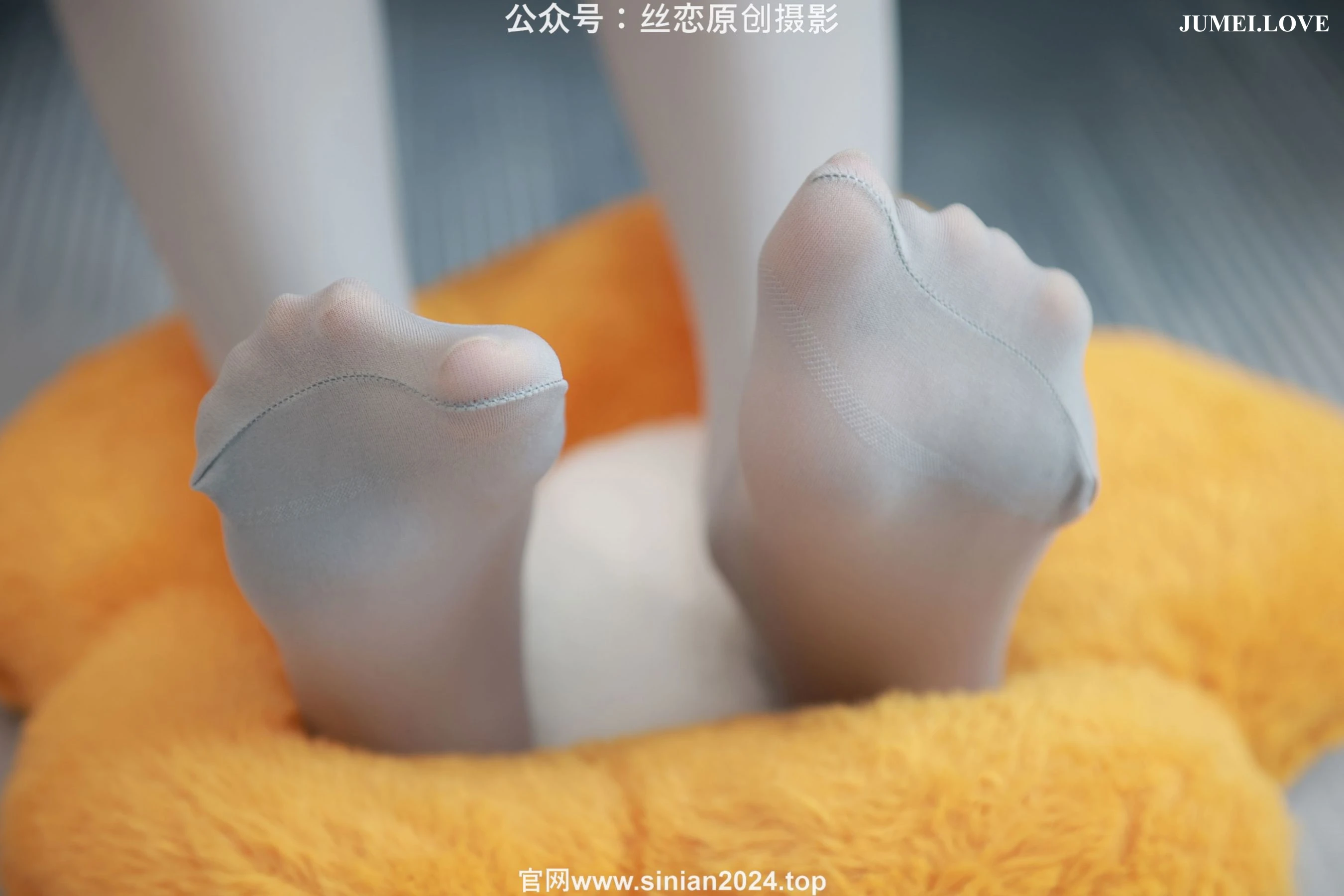 丝恋摄影 No.065 小梦 - 牛仔短裤 厚灰丝袜 白色小皮鞋 第91张