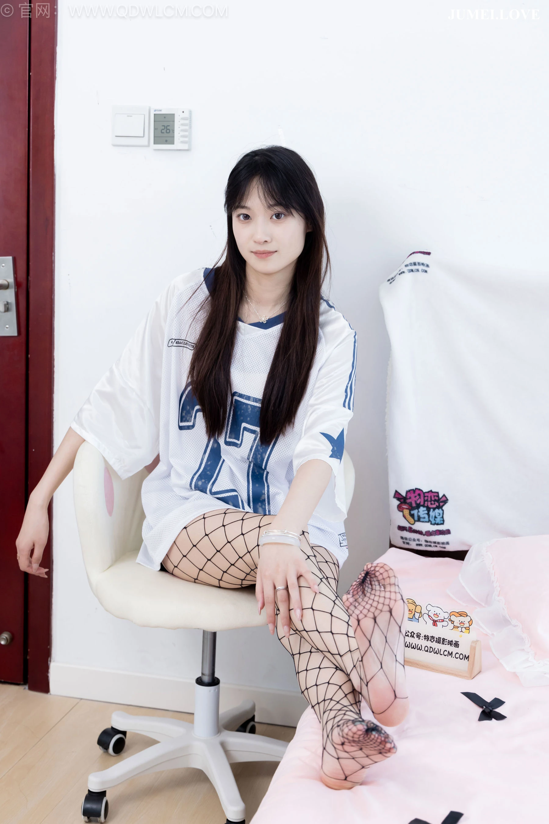 物恋传媒 No.2694 山奈 - 板鞋、黑色网袜、分体牛仔裤 第109张