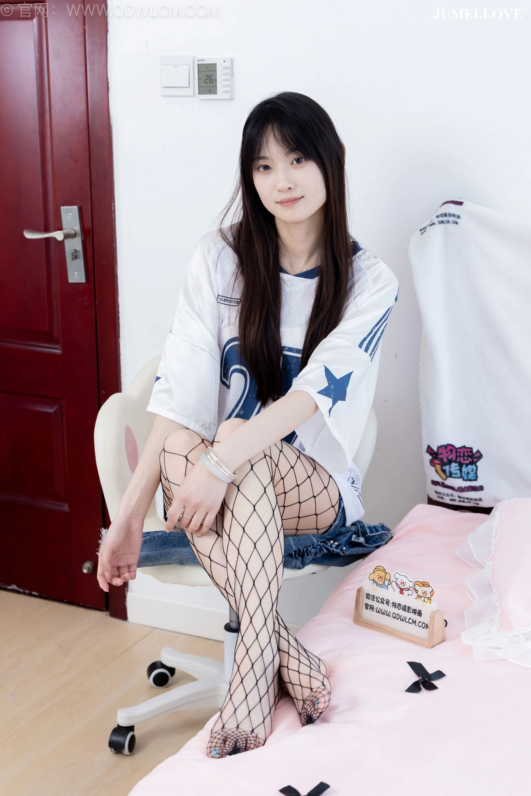 物恋传媒 No.2694 山奈 - 板鞋、黑色网袜、分体牛仔裤 第118张
