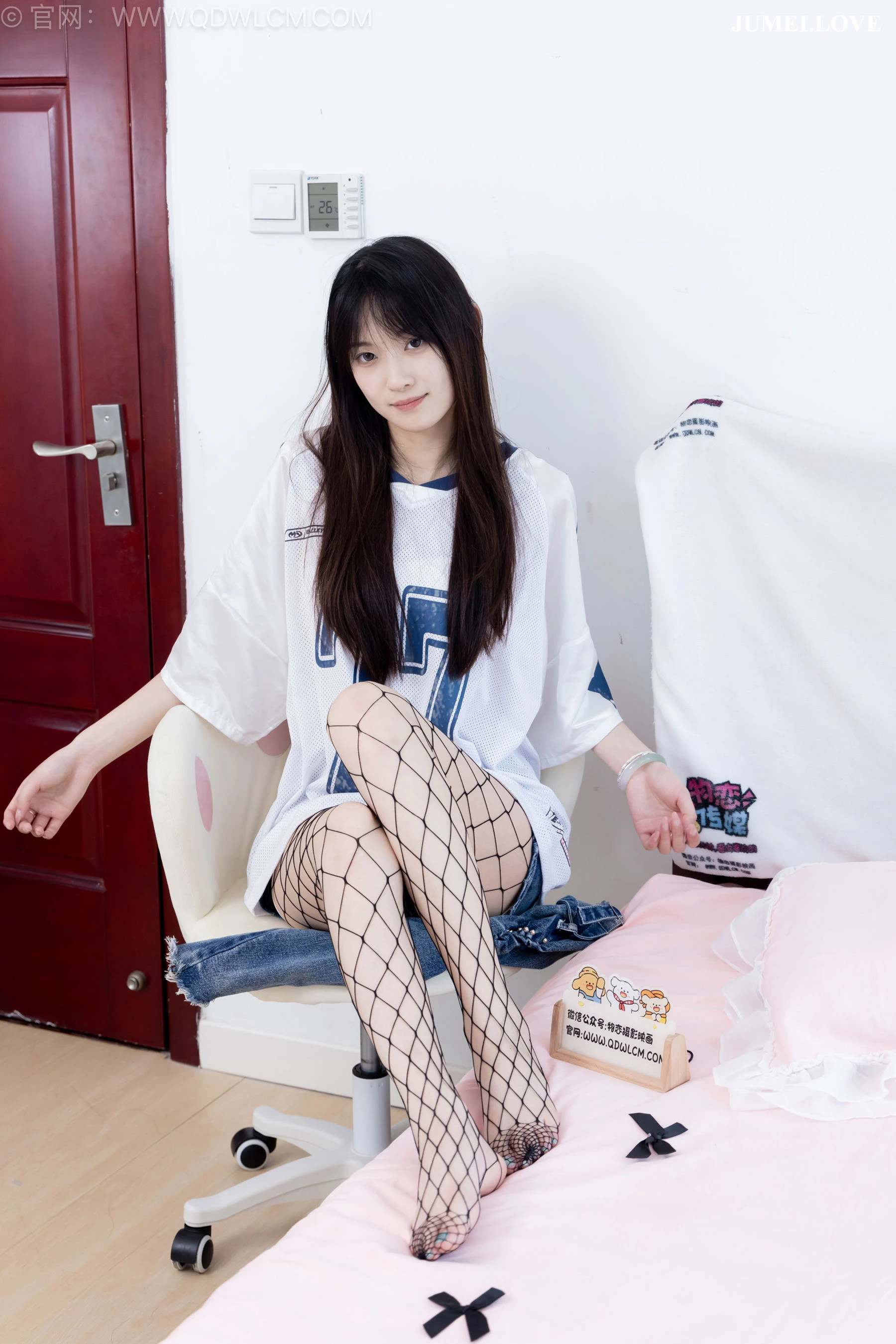 物恋传媒 No.2694 山奈 - 板鞋、黑色网袜、分体牛仔裤 第119张