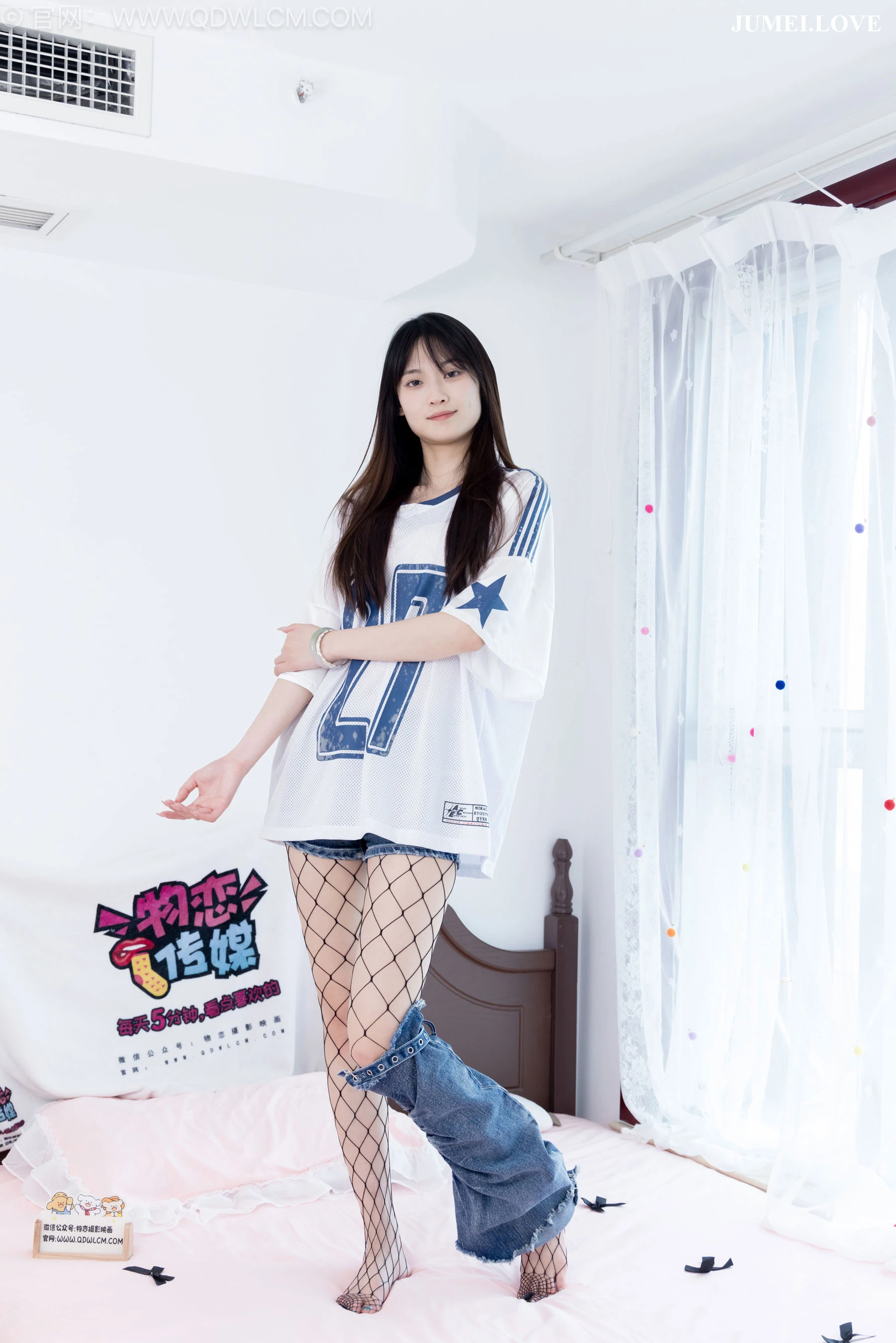 物恋传媒 No.2694 山奈 - 板鞋、黑色网袜、分体牛仔裤 第12张