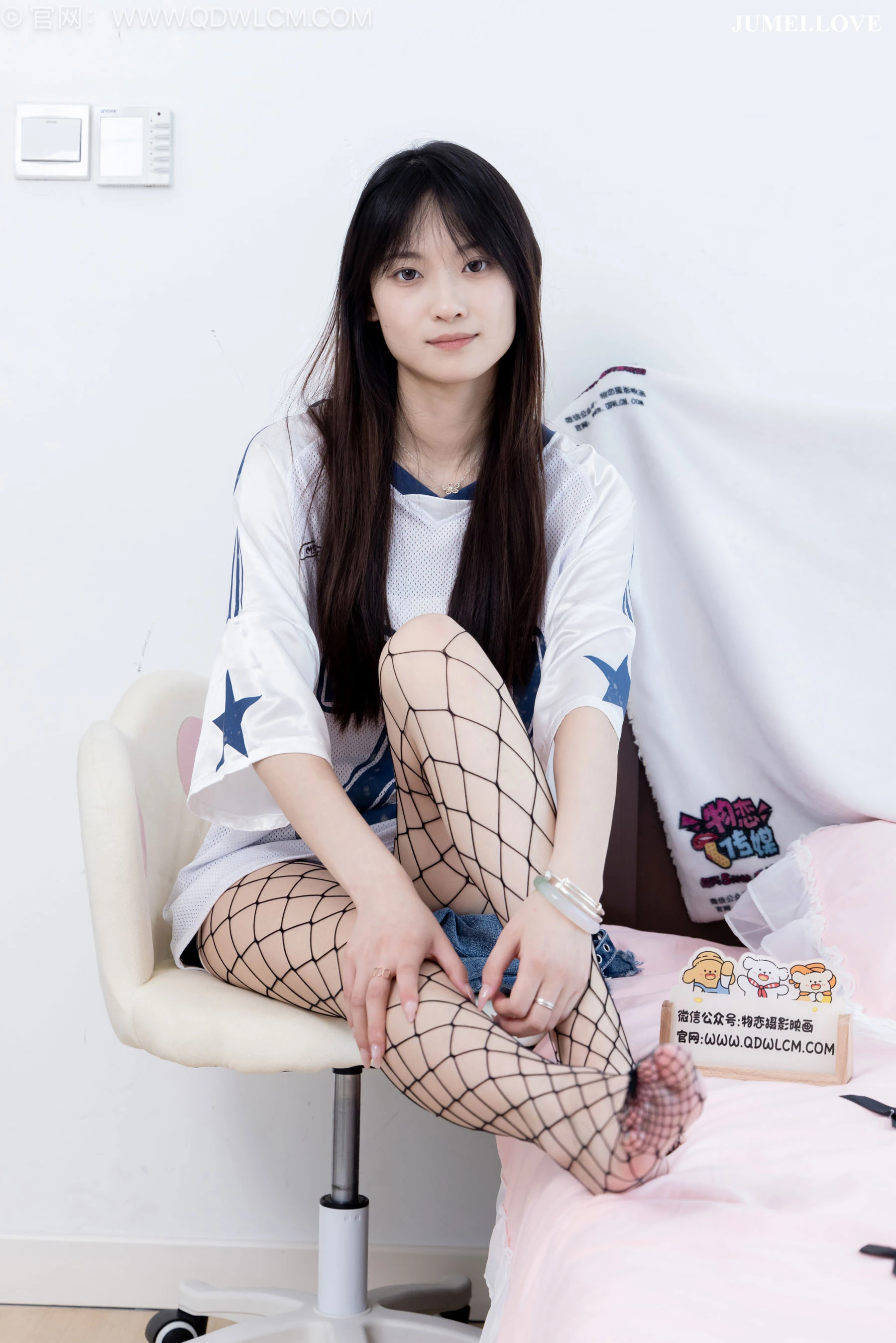 物恋传媒 No.2694 山奈 - 板鞋、黑色网袜、分体牛仔裤 第125张