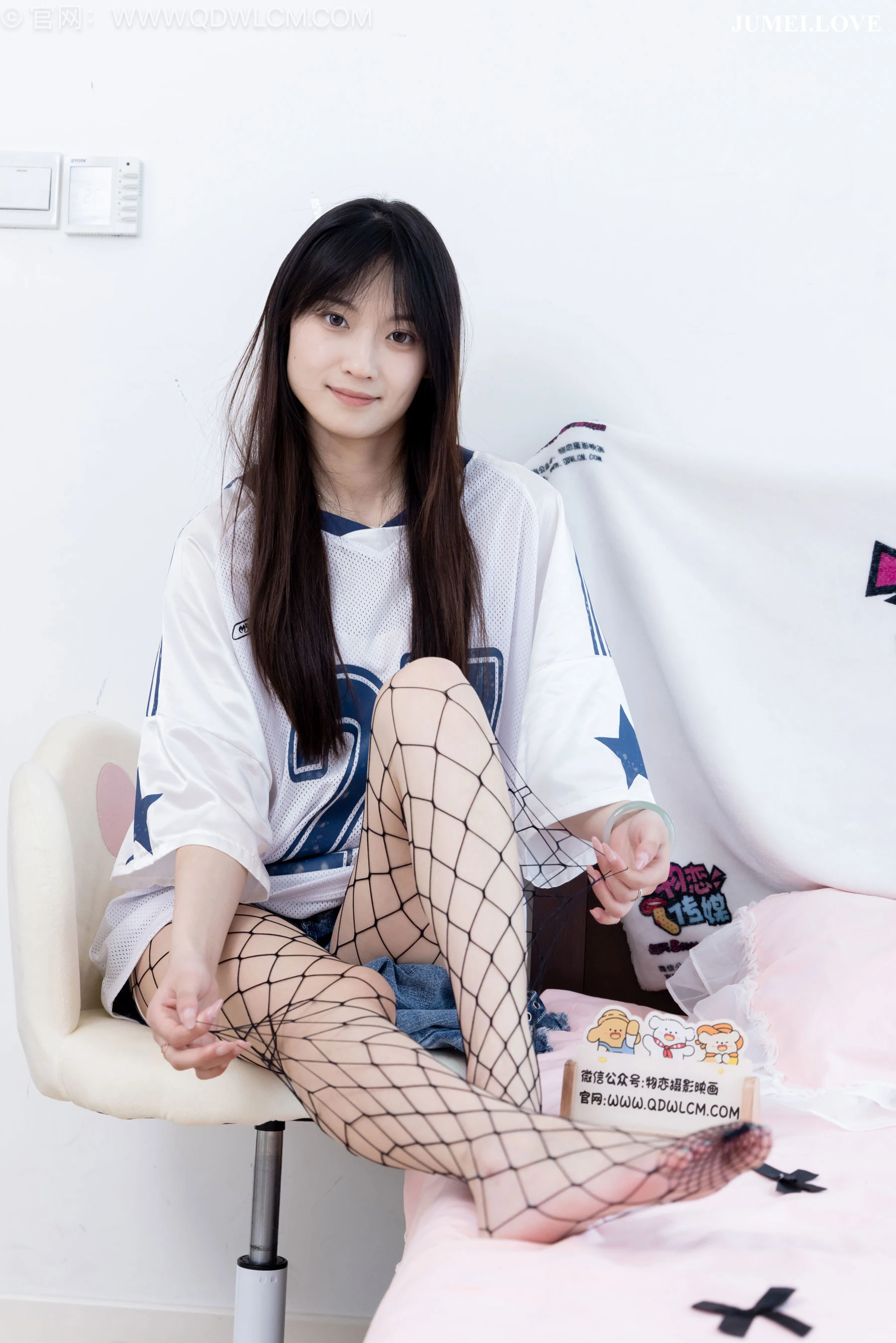 物恋传媒 No.2694 山奈 - 板鞋、黑色网袜、分体牛仔裤 第126张