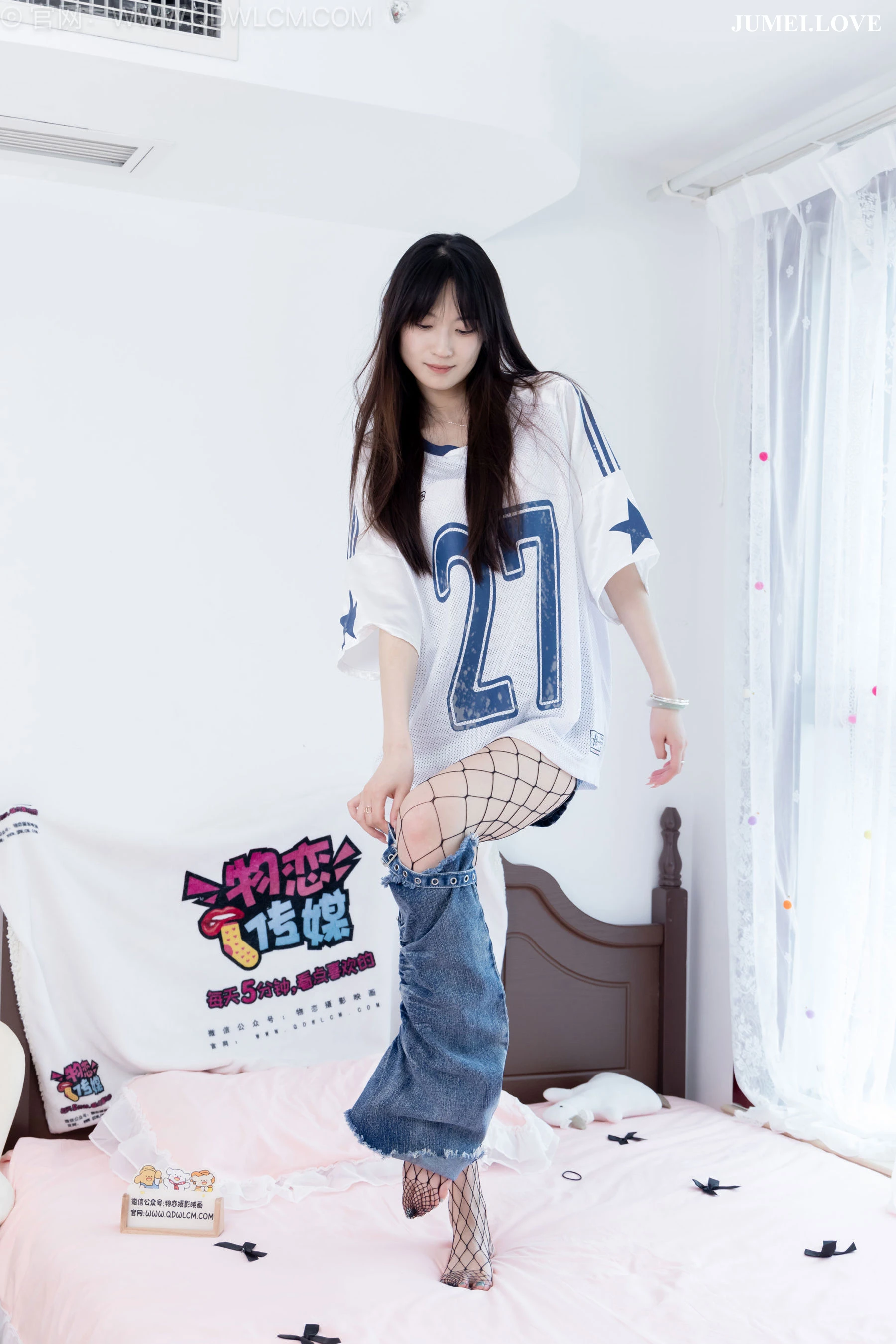 物恋传媒 No.2694 山奈 - 板鞋、黑色网袜、分体牛仔裤 第16张