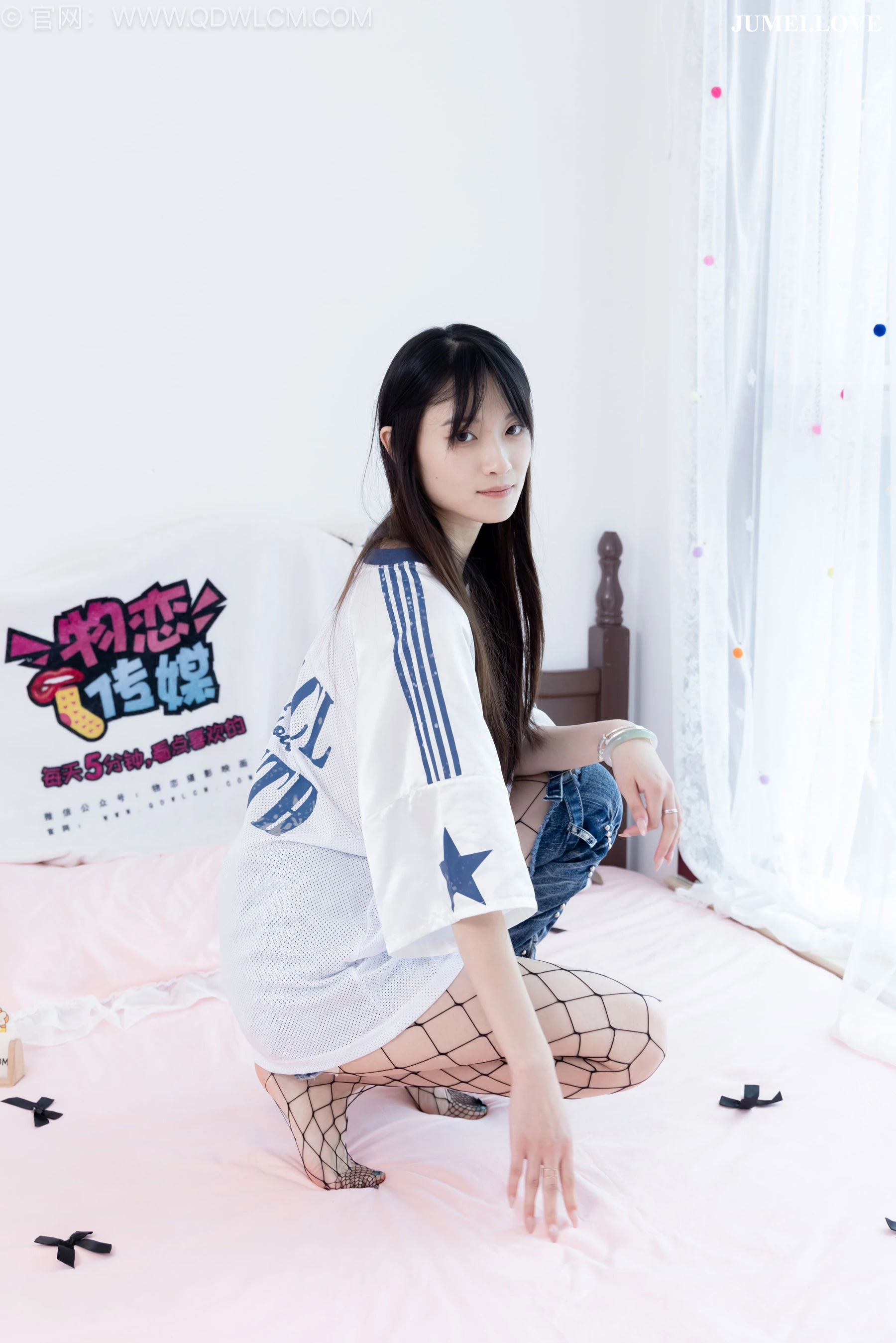 物恋传媒 No.2694 山奈 - 板鞋、黑色网袜、分体牛仔裤 第25张