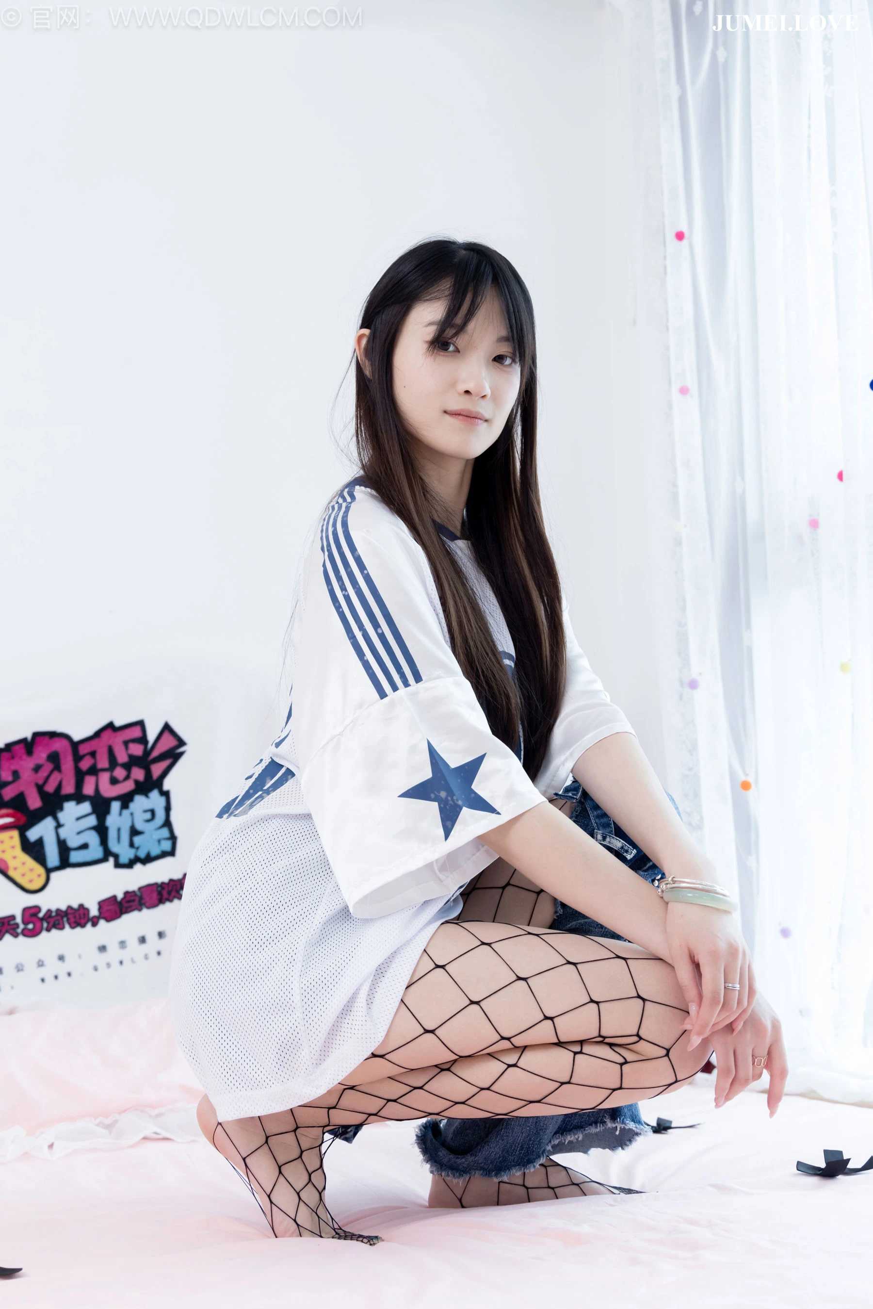 物恋传媒 No.2694 山奈 - 板鞋、黑色网袜、分体牛仔裤 第26张
