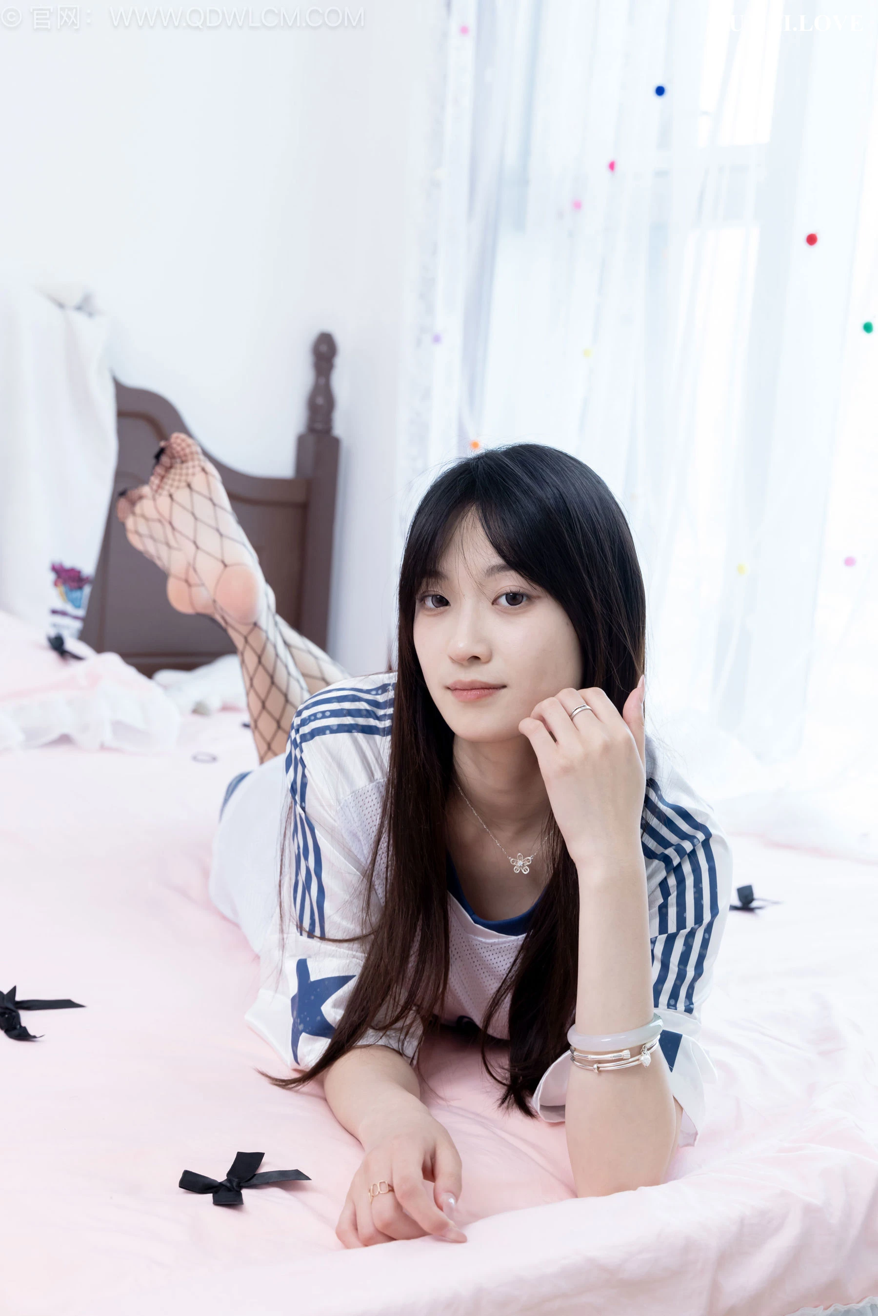 物恋传媒 No.2694 山奈 - 板鞋、黑色网袜、分体牛仔裤 第3张