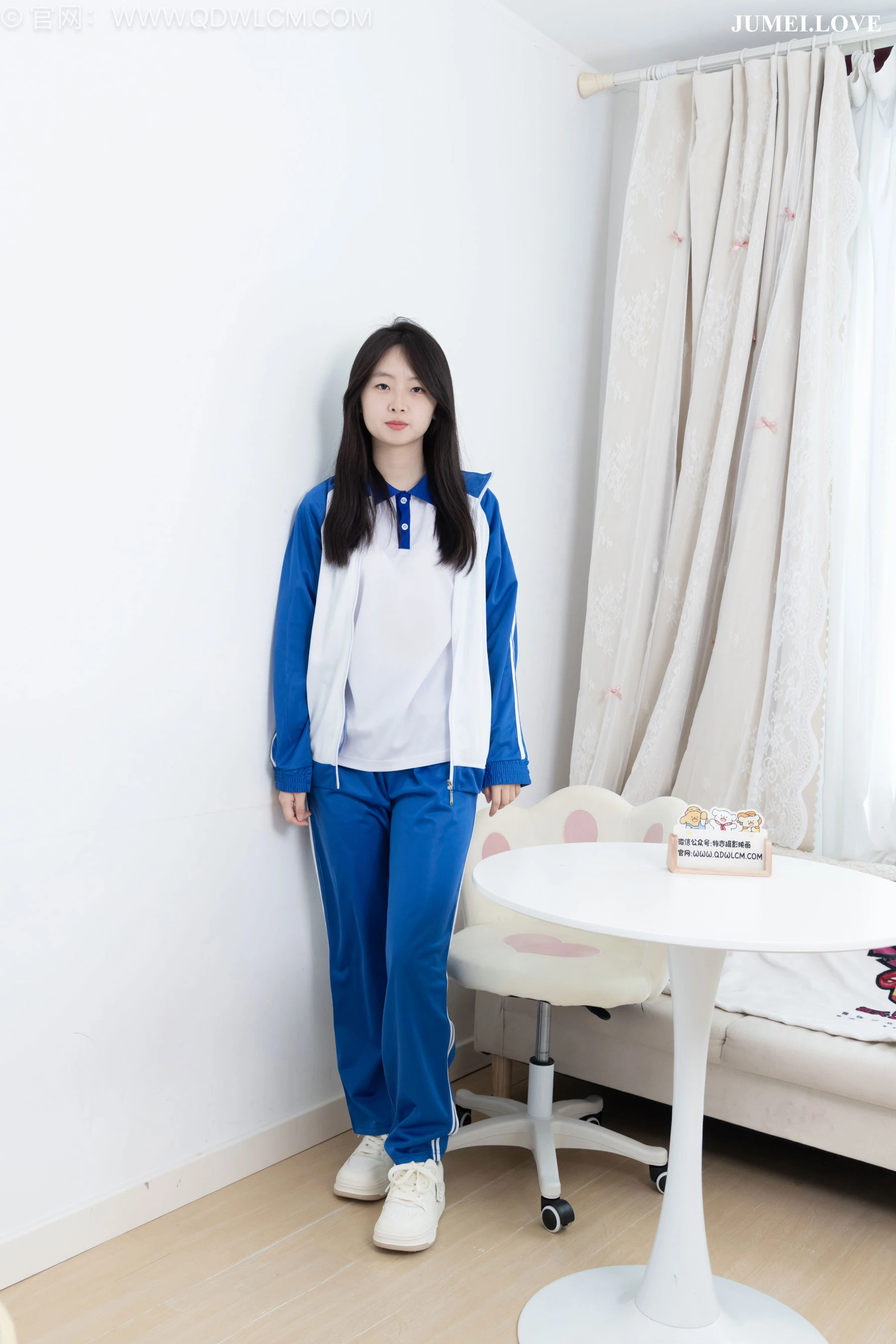 物恋传媒 No.2696 萌萌 - 板鞋、白棉袜、裸足、半脱袜子、校服 第1张