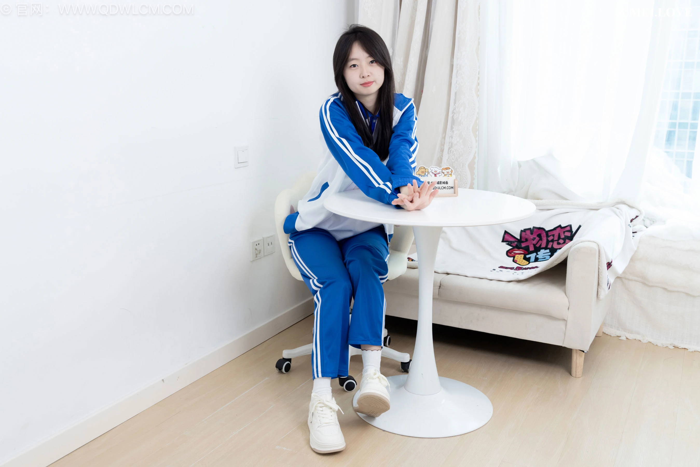 物恋传媒 No.2696 萌萌 - 板鞋、白棉袜、裸足、半脱袜子、校服 第101张