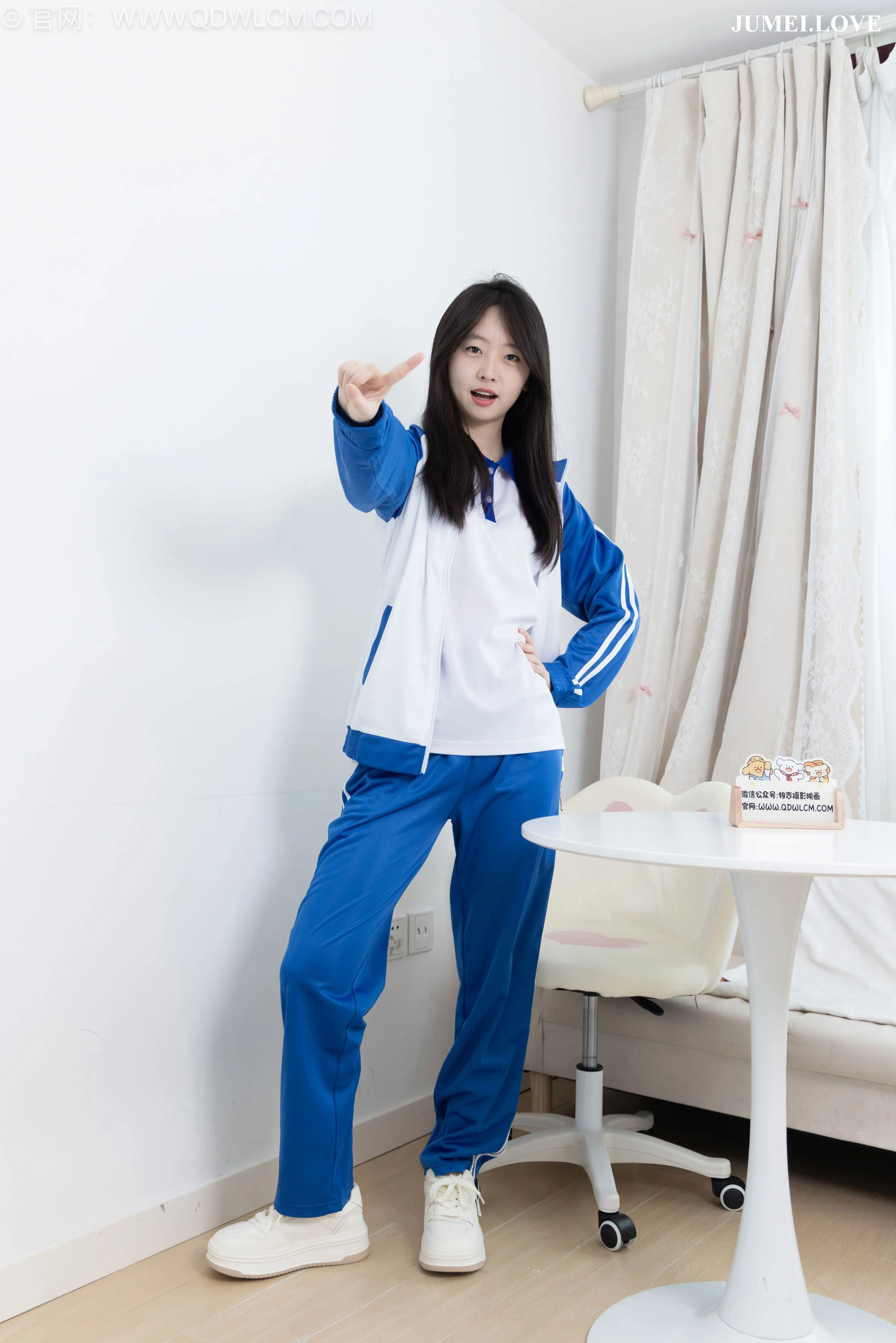 物恋传媒 No.2696 萌萌 - 板鞋、白棉袜、裸足、半脱袜子、校服 第129张