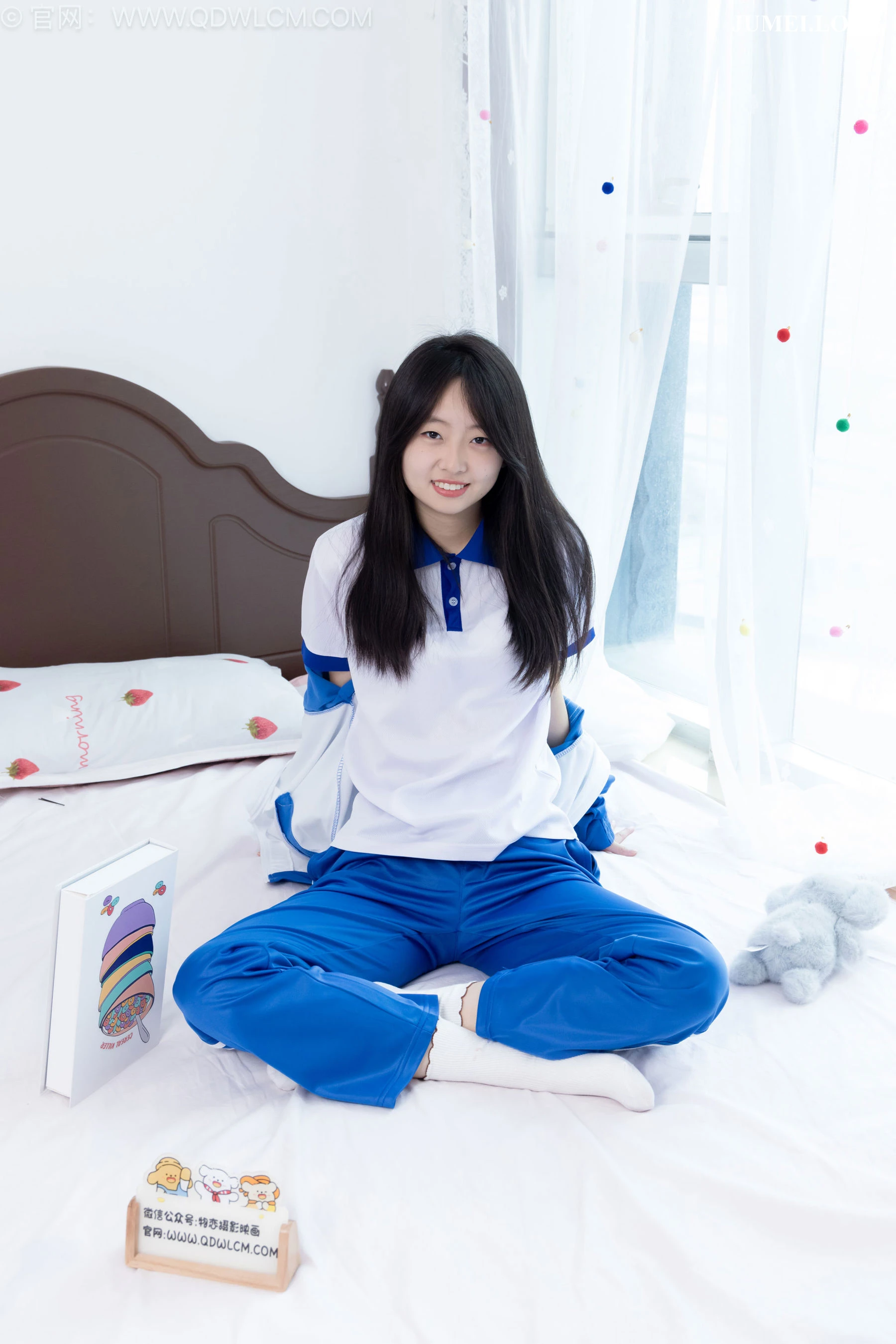 物恋传媒 No.2696 萌萌 - 板鞋、白棉袜、裸足、半脱袜子、校服 第16张