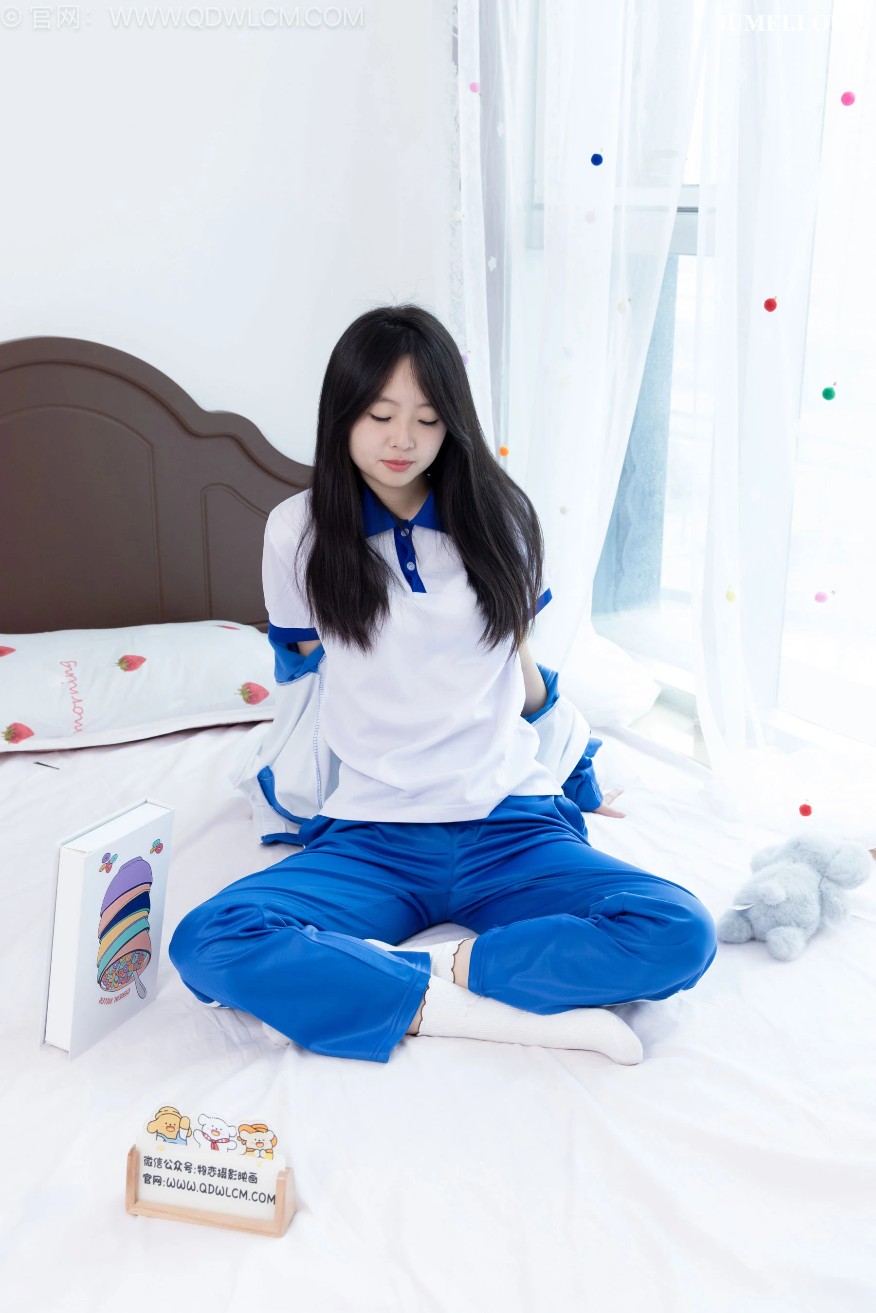 物恋传媒 No.2696 萌萌 - 板鞋、白棉袜、裸足、半脱袜子、校服 第17张