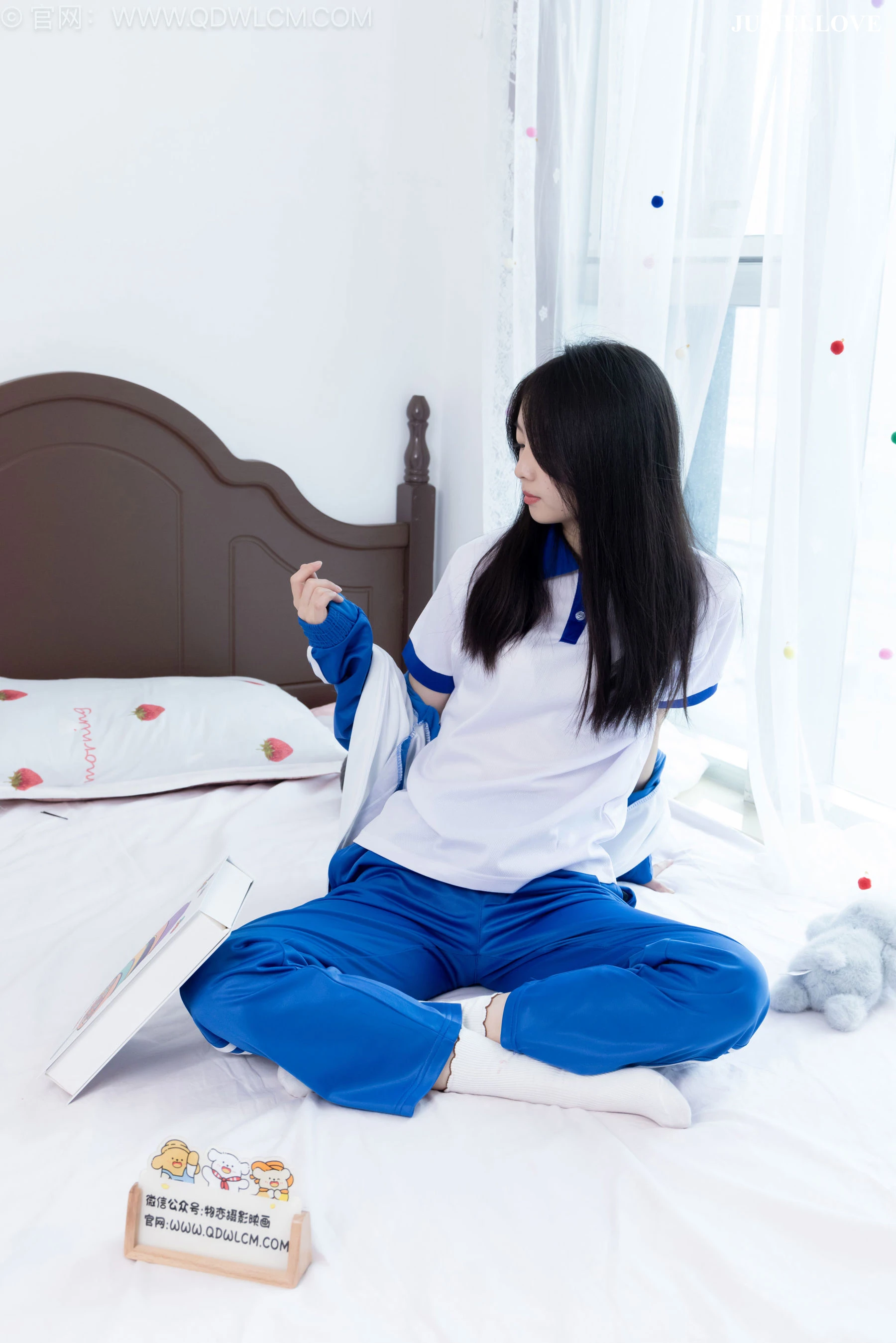 物恋传媒 No.2696 萌萌 - 板鞋、白棉袜、裸足、半脱袜子、校服 第18张