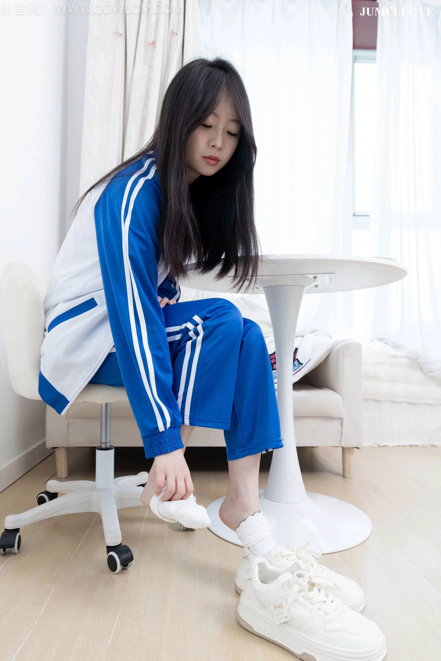 物恋传媒 No.2696 萌萌 - 板鞋、白棉袜、裸足、半脱袜子、校服 第187张