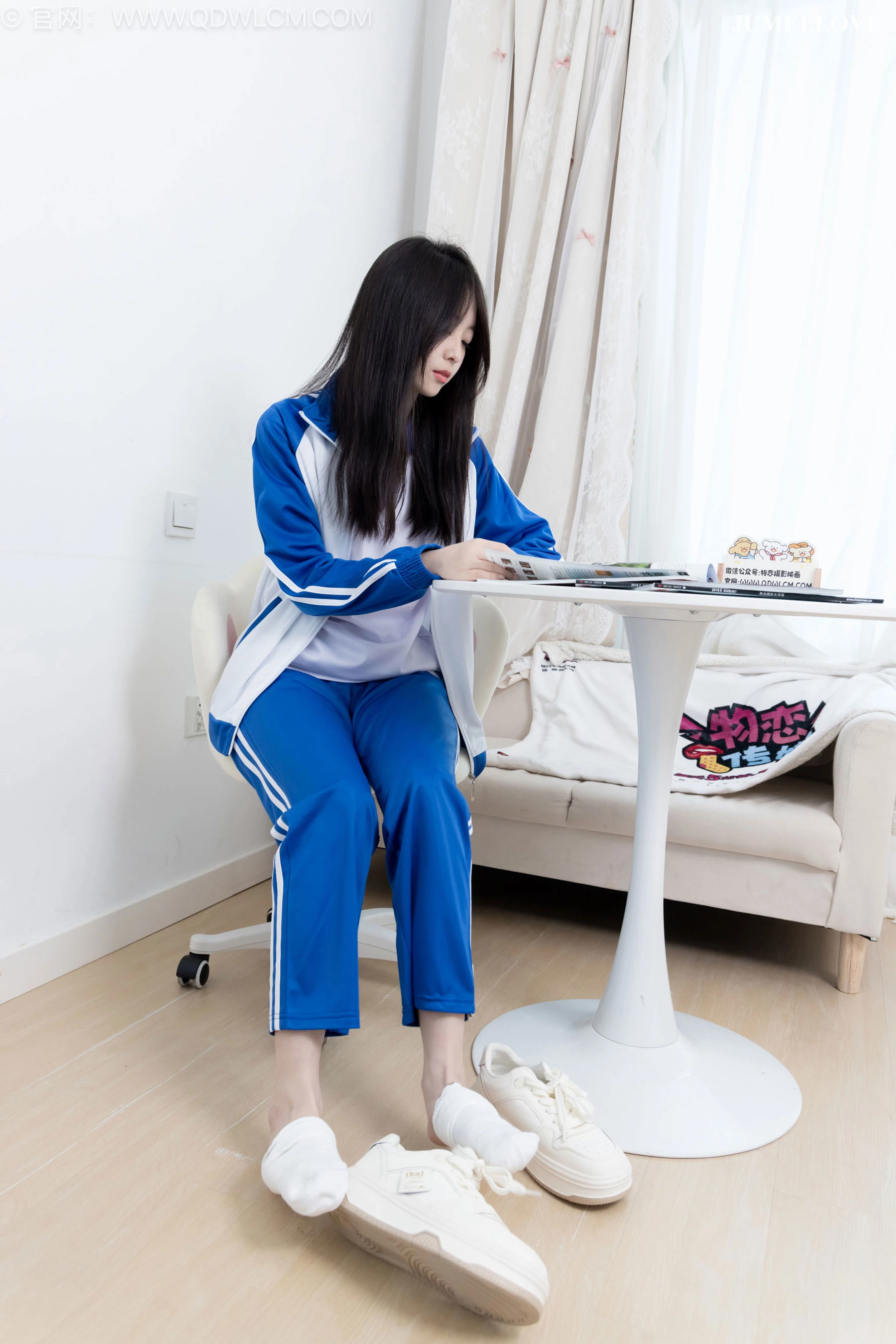 物恋传媒 No.2696 萌萌 - 板鞋、白棉袜、裸足、半脱袜子、校服 第6张