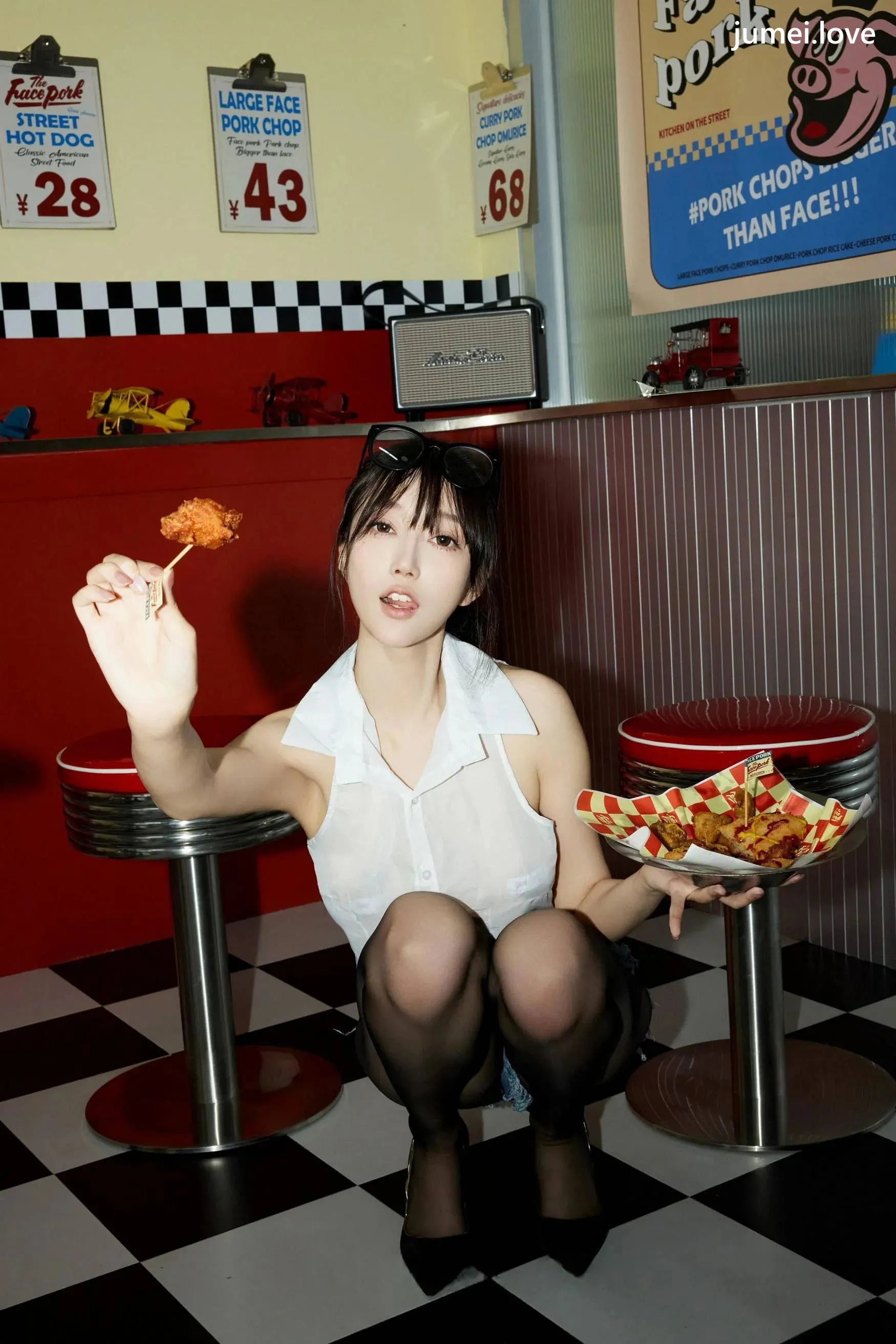玥儿玥er 诱人私拍福利 美式服务生88P 第38张