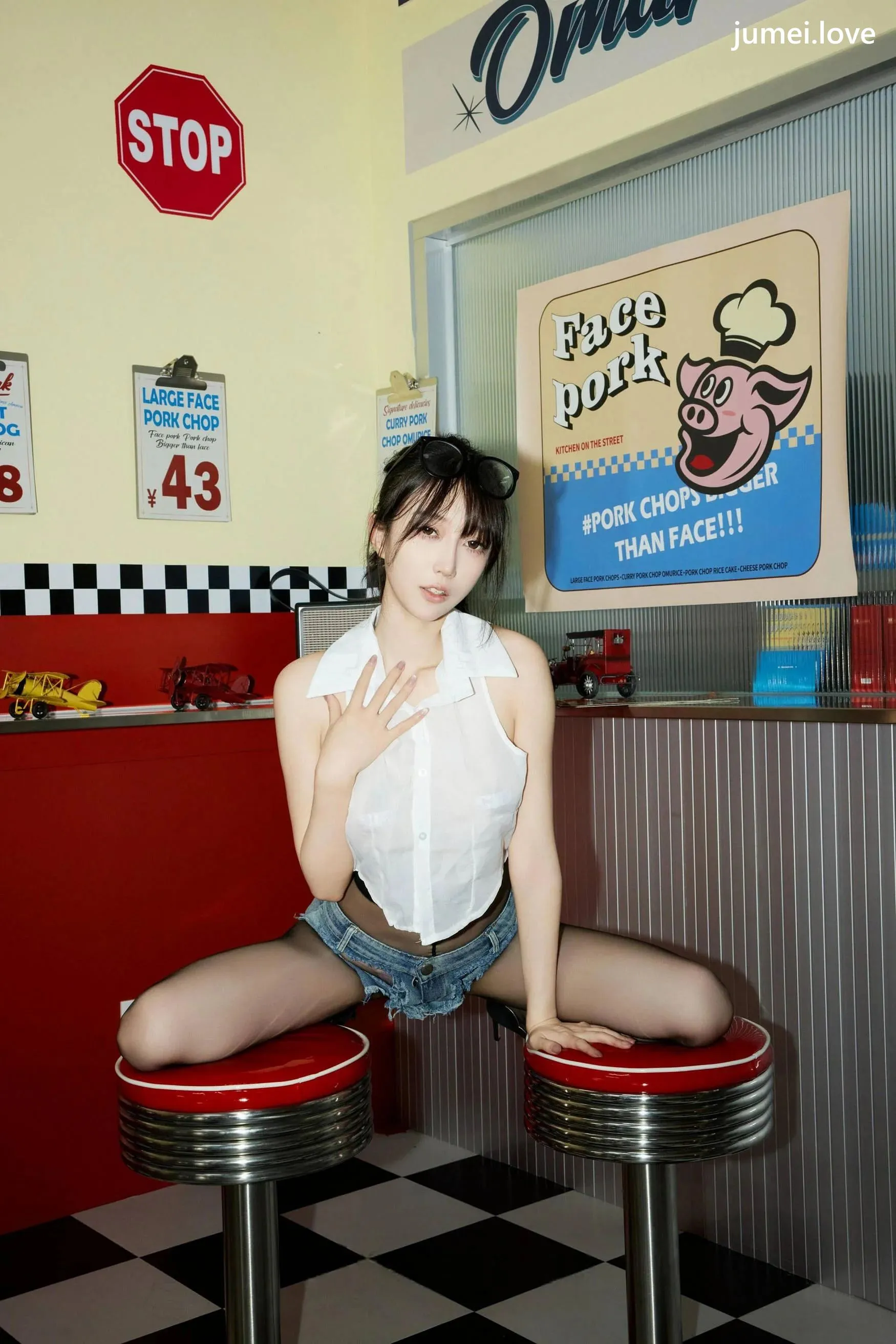玥儿玥er 诱人私拍福利 美式服务生88P 第35张
