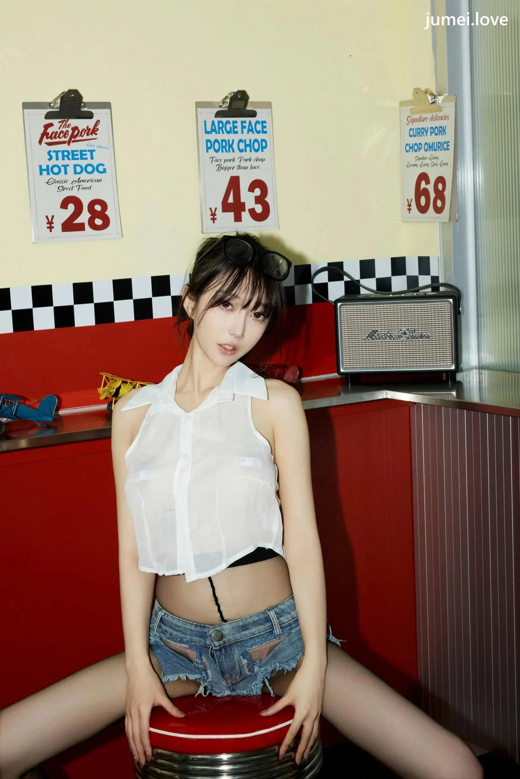 玥儿玥er 诱人私拍福利 美式服务生88P 第16张