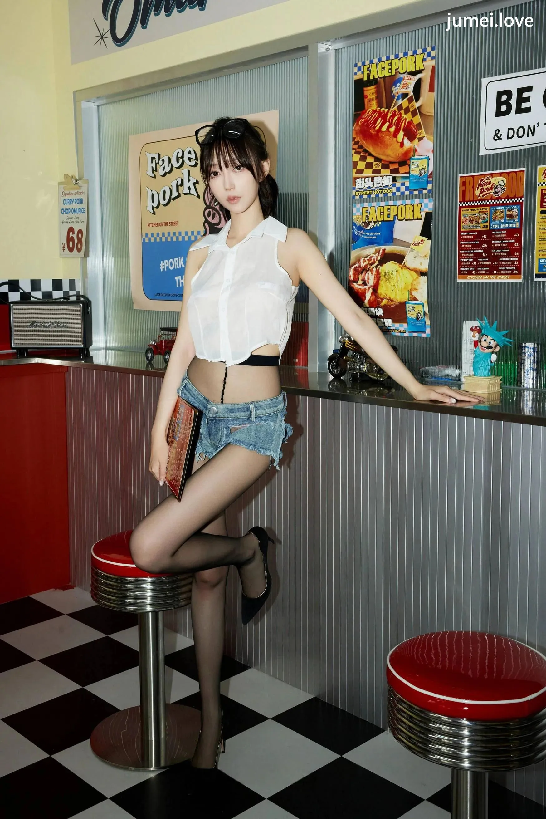 玥儿玥er 诱人私拍福利 美式服务生88P 第8张