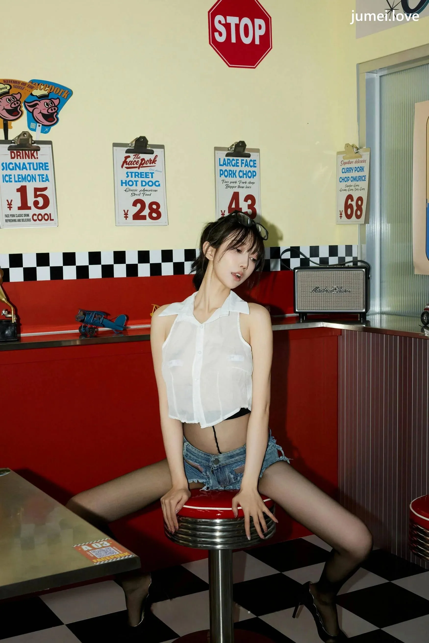 玥儿玥er 诱人私拍福利 美式服务生88P 第17张