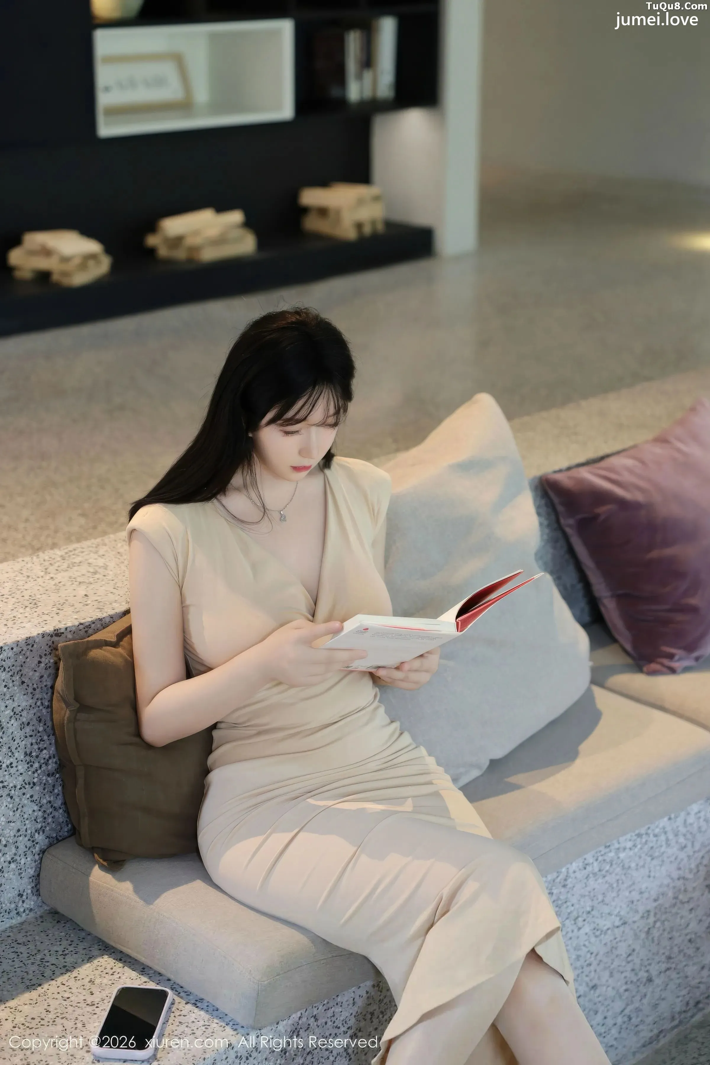 奶思兔性感浅色小妈裙配白色丝袜秀凹凸身材迷人绝美写真69P 第1张