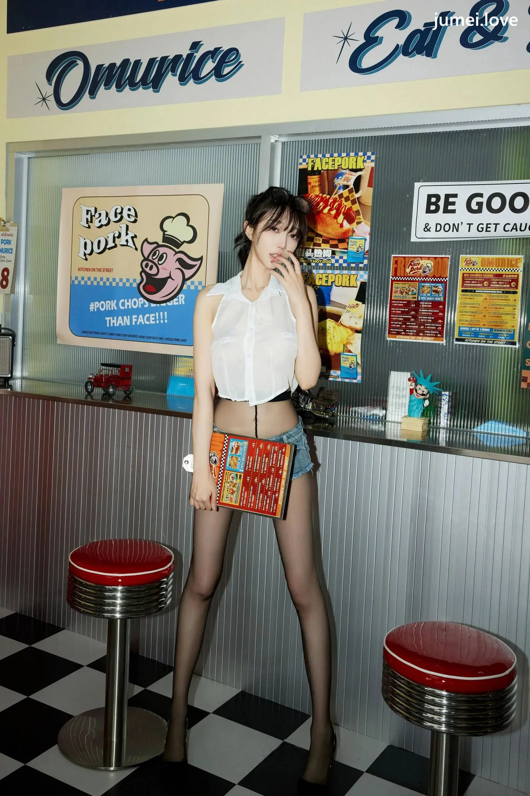 玥儿玥er 诱人私拍福利 美式服务生88P 第7张