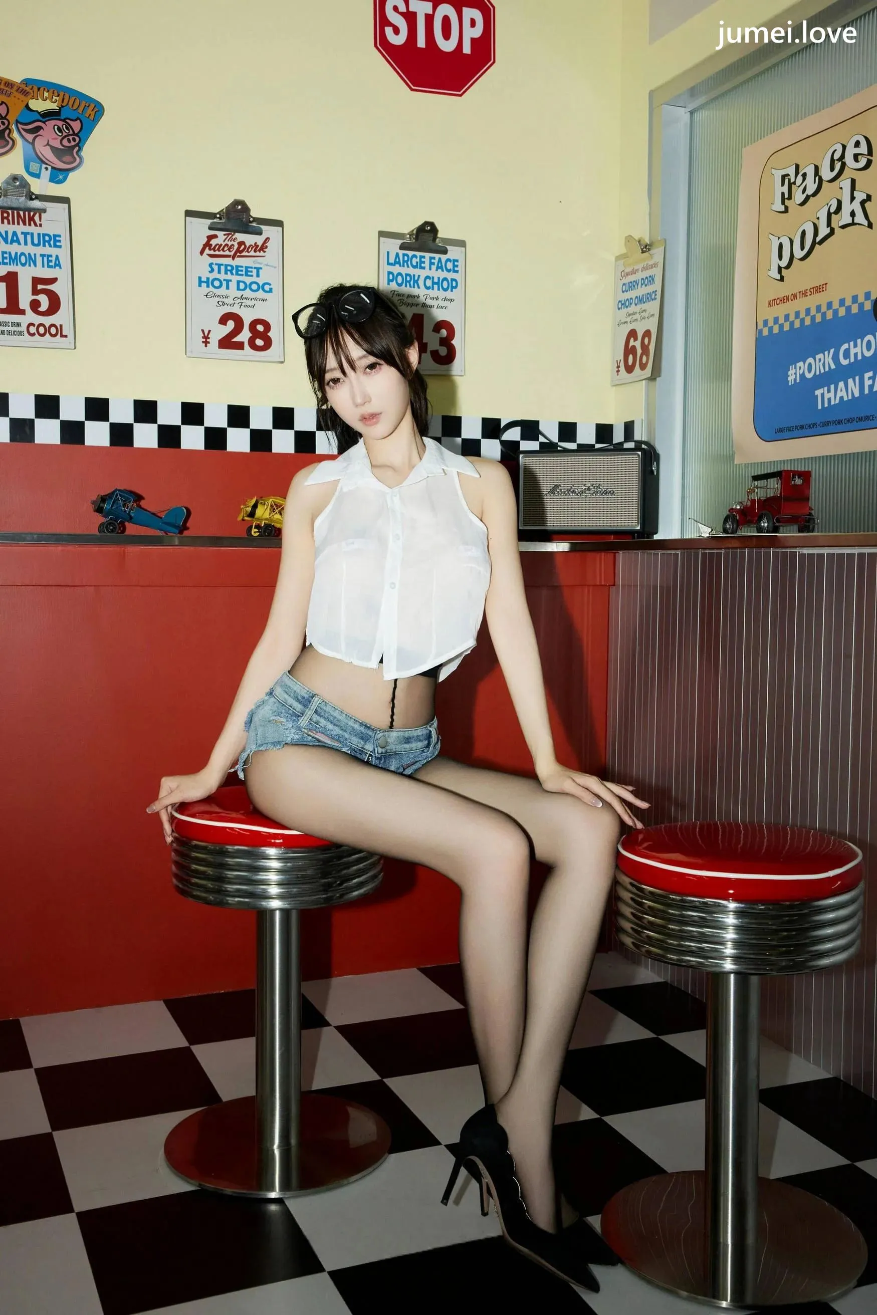 玥儿玥er 诱人私拍福利 美式服务生88P 第26张